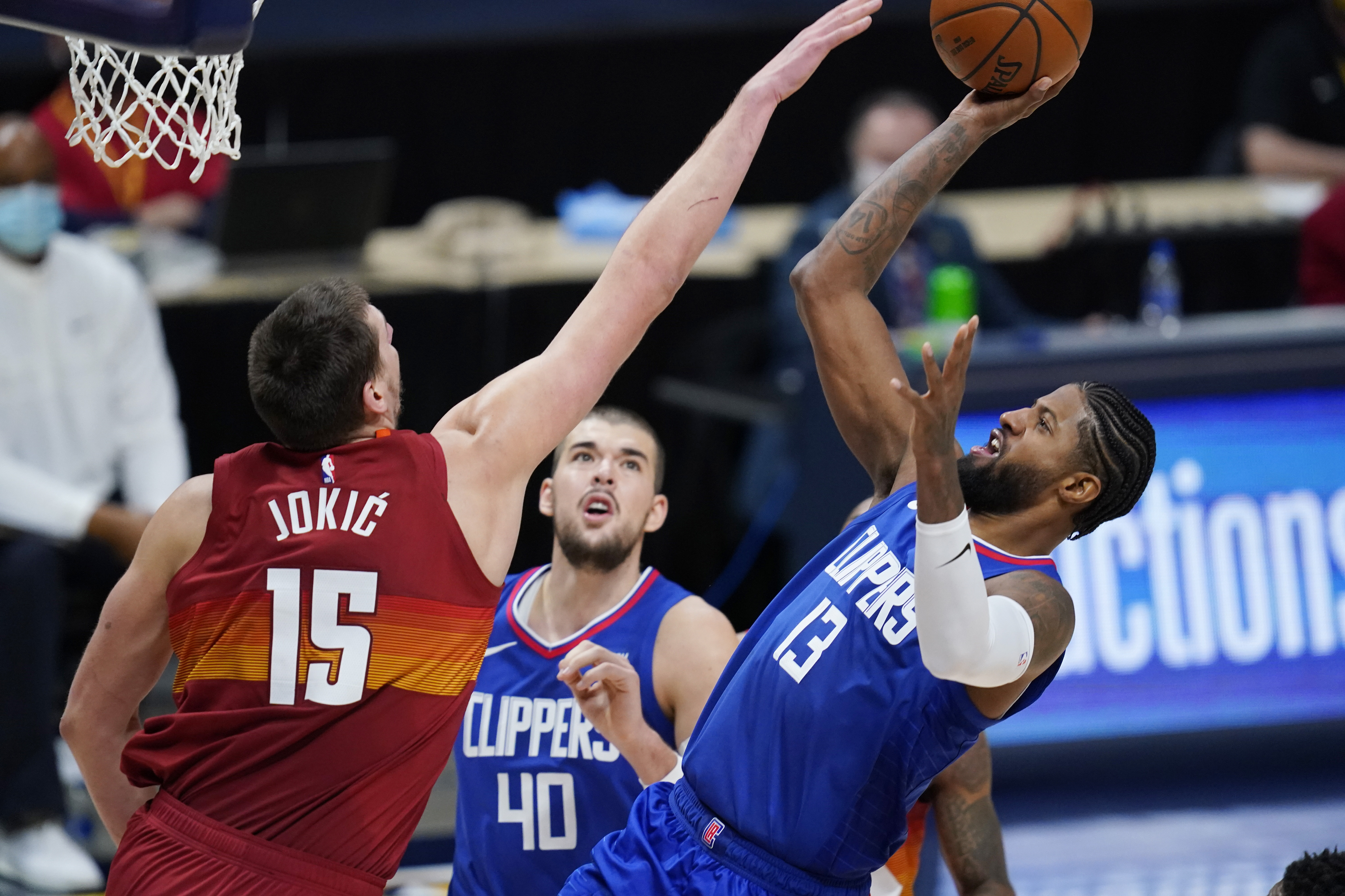 Leonard leaves bloodied, but Clippers beat Nuggets 121-108