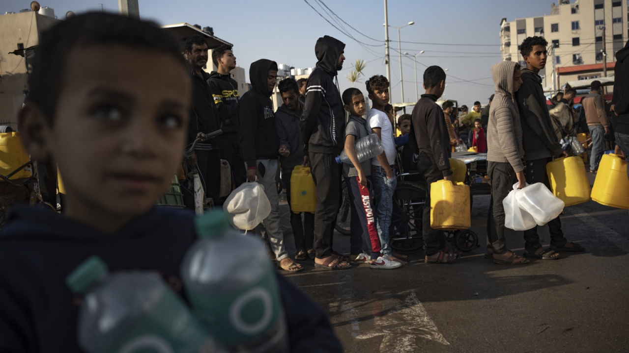 Palestinians line up for water