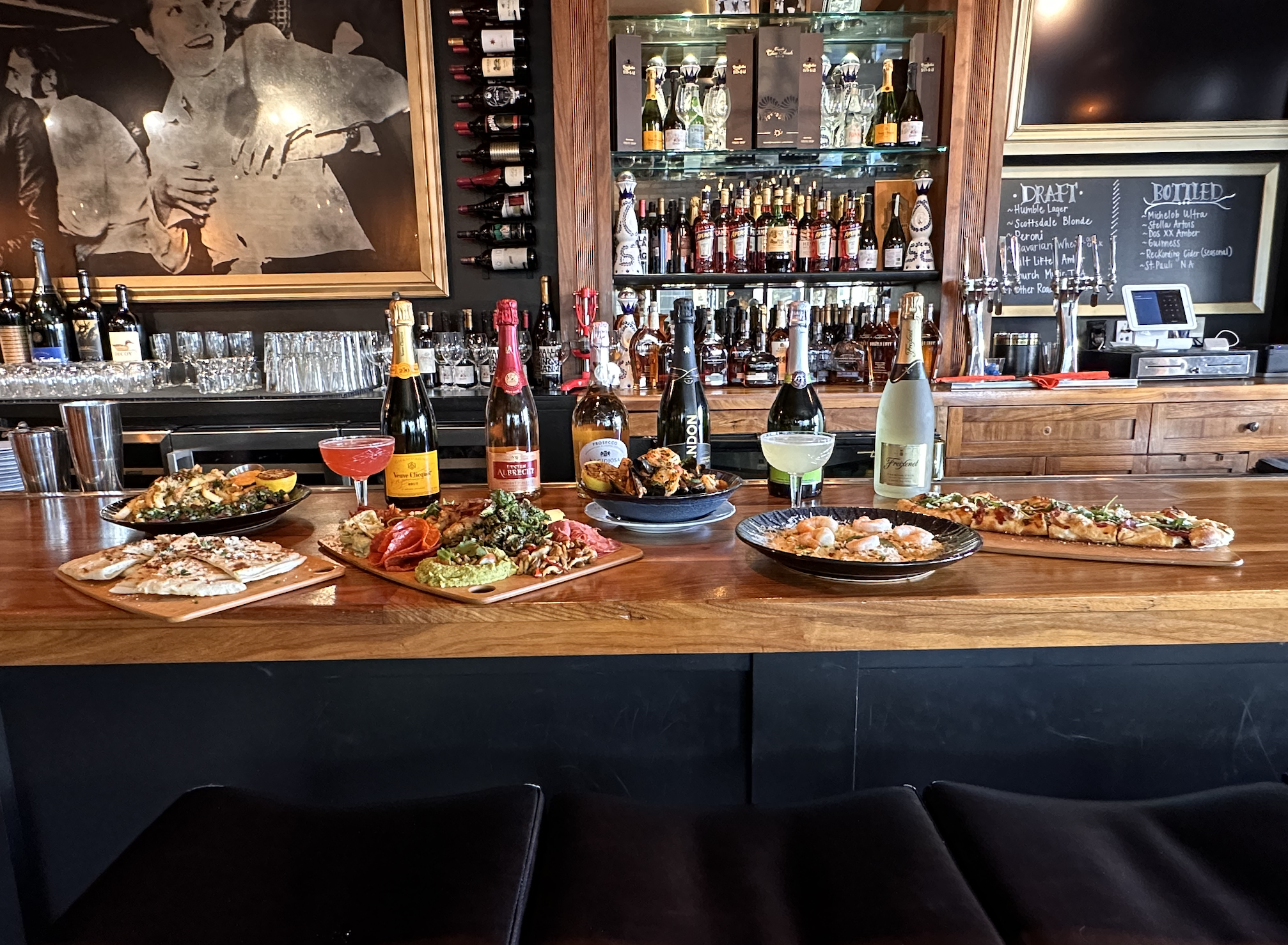 TABLE SET UP BAR FOOD 