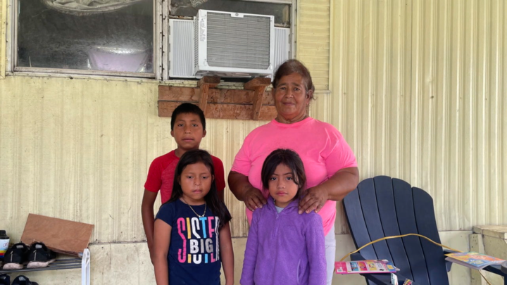 Mulberry city manager installs free AC units for migrant families