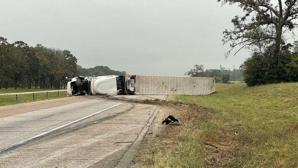 i-45 overturned truck ammonia leak leon county truck.jpg