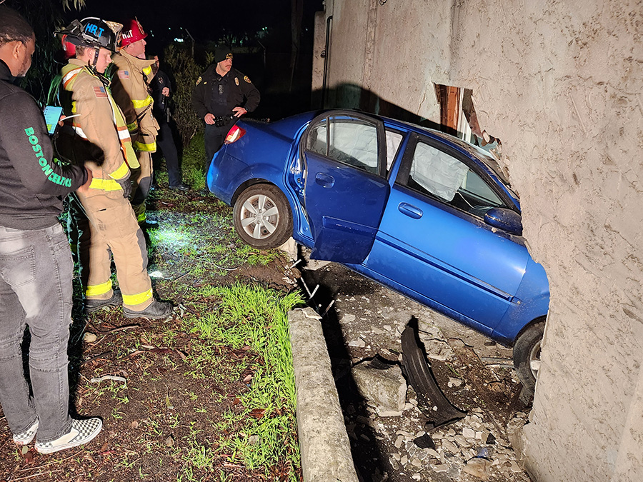 la_mesa_building_crash1_022323.jpg
