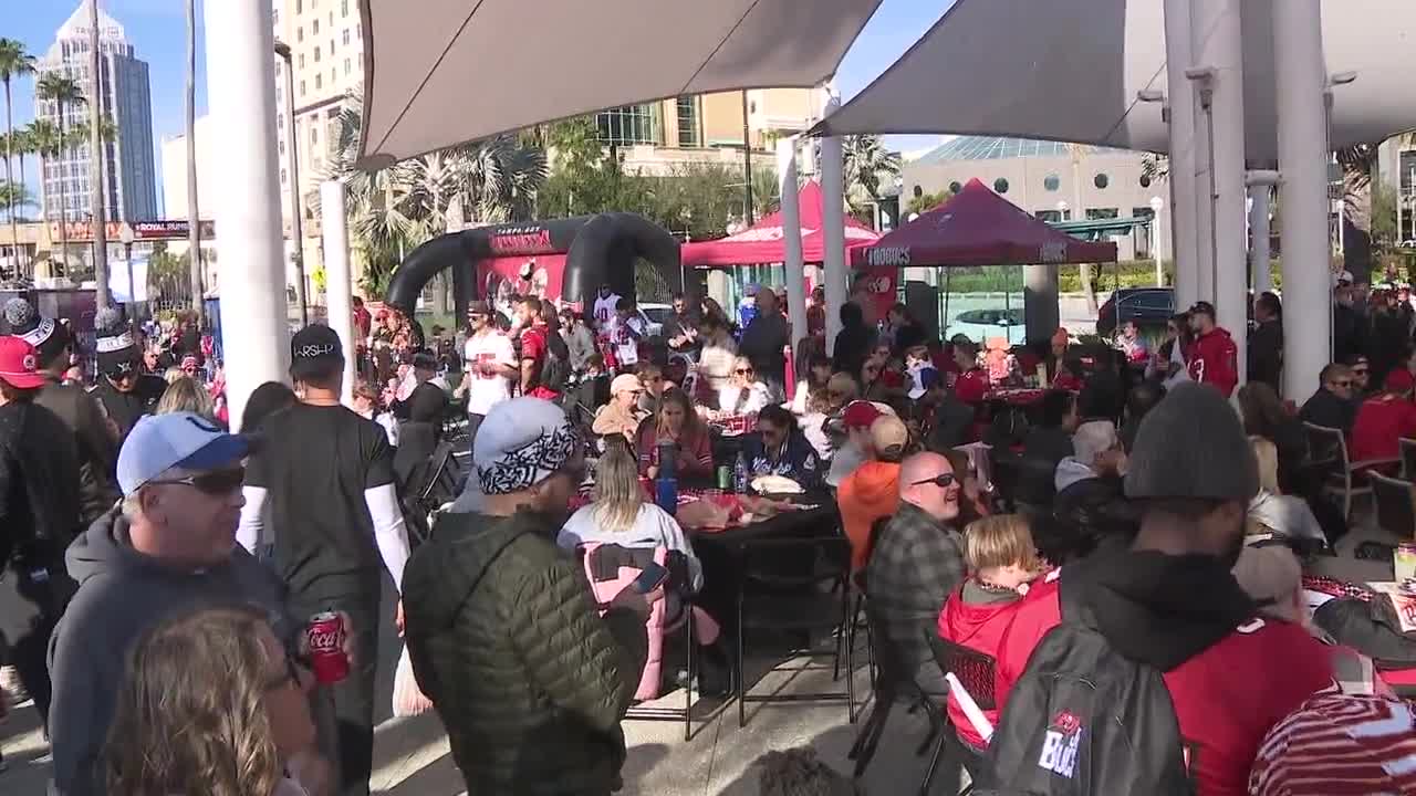 Fans flock to downtown Tampa to cheer on Bucs, Lightning during dual watch party 