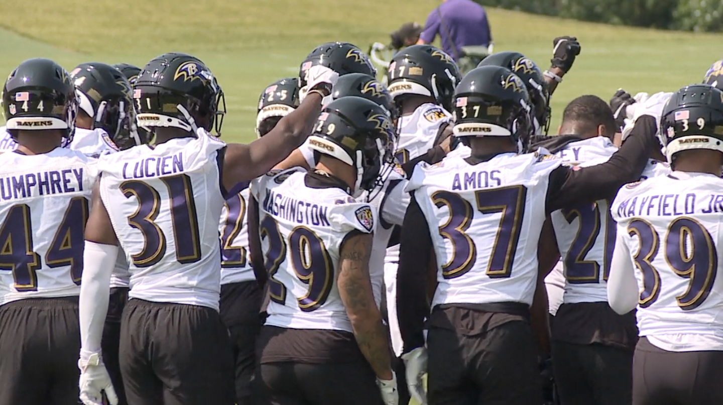 Ravens defensive backs huddle