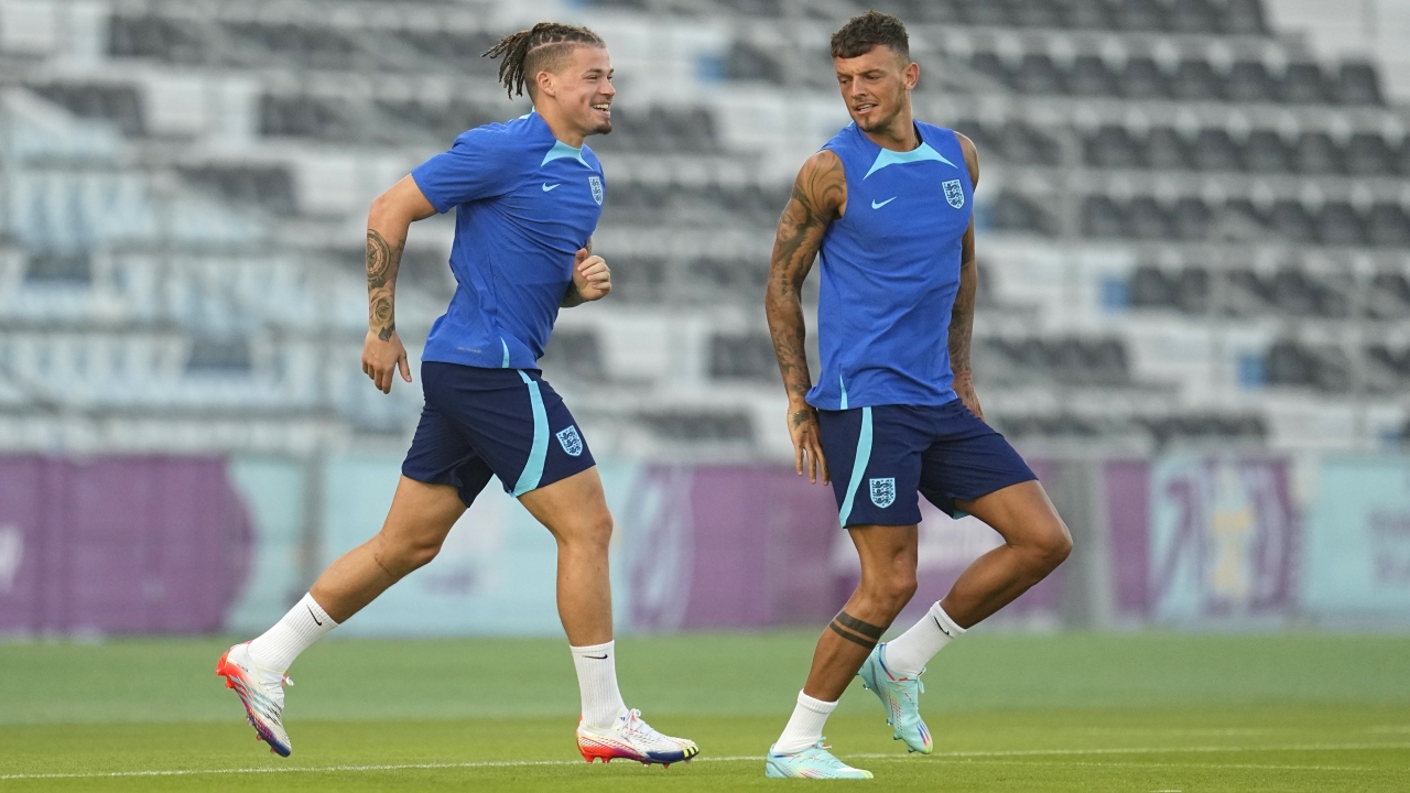 England soccer players on the field.