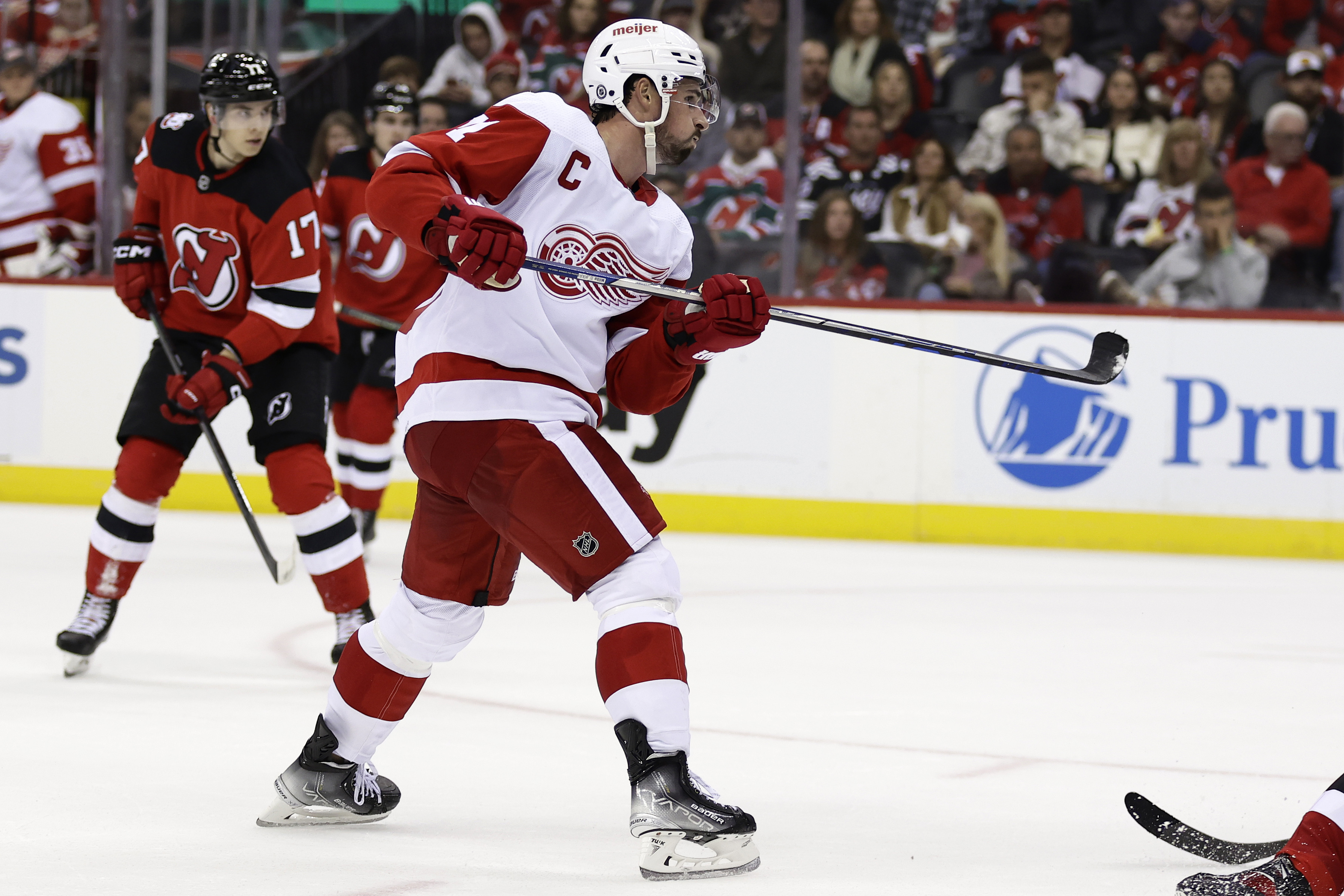 Nedeljkovic, Larkin lead Red Wings past Devils 5-2