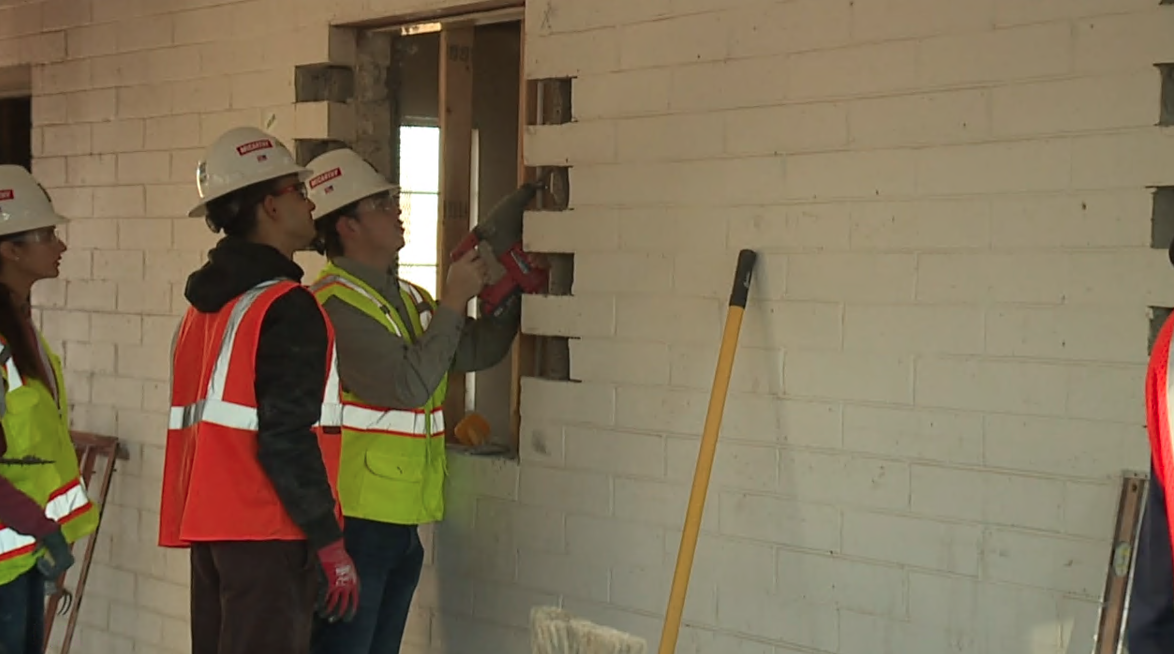 Valley students help rebuild home 