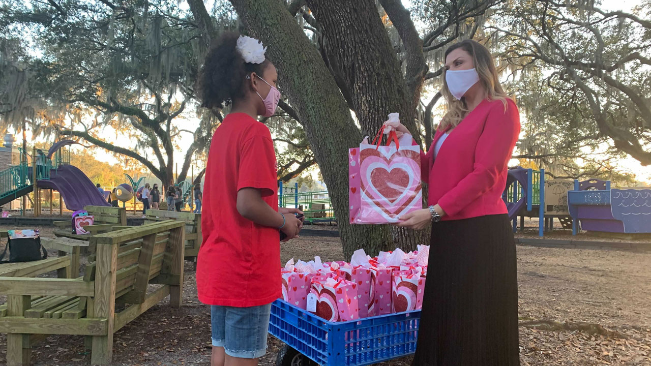 Pediatric-cancer-patients-receive-Valentine's-Day-treat-ROBERT-BOYD.jpg