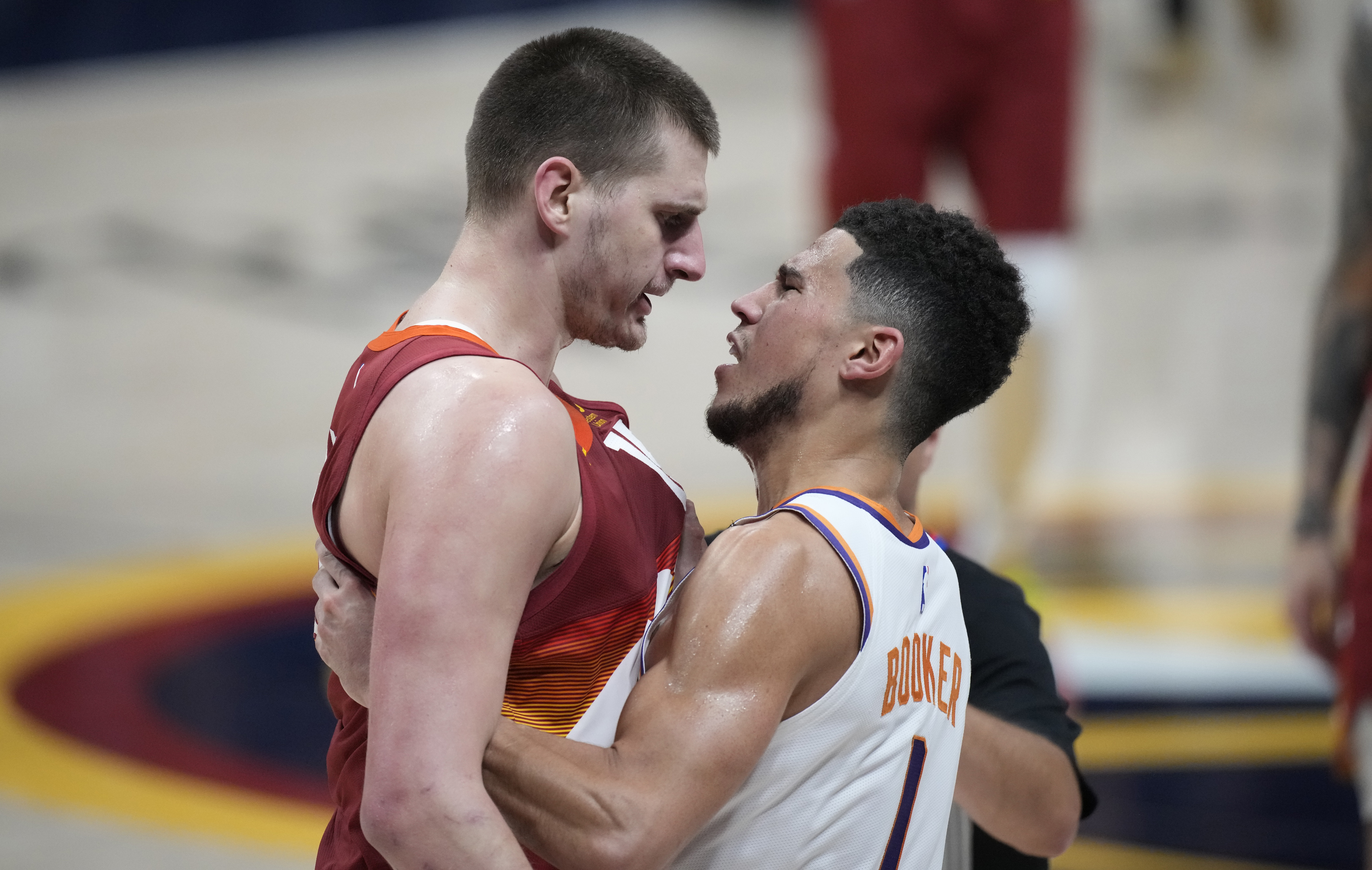 MVP Nikola Jokic ejected, Suns sweep Nuggets 125-118