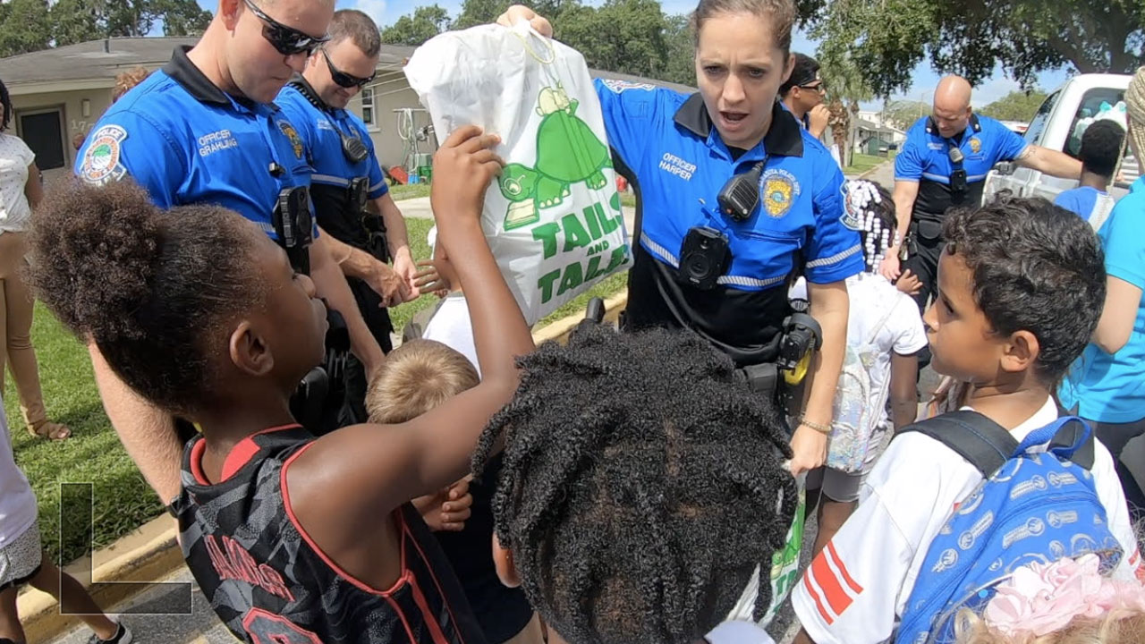 Police-deliver-hundreds-of-books-to-Sarasota-community-WFTS-LANE-PKG.jpg