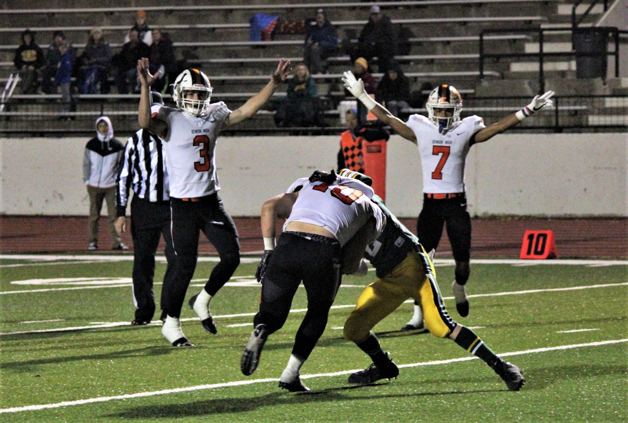 1. TOUCHDOWN.jpg