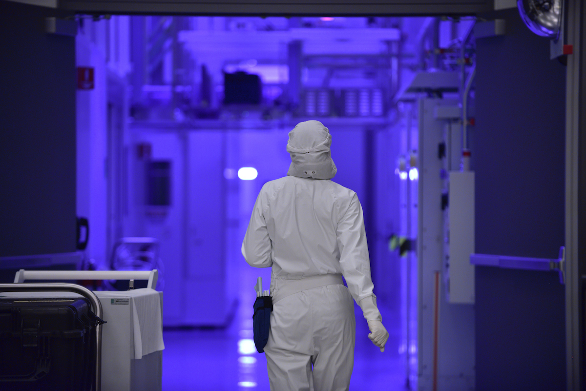 Production and cleanroom facilities at work in Intel’s D1D/D1X plant in Hillsboro, Oregon, in April 2017. (Credit: Intel Corporation)