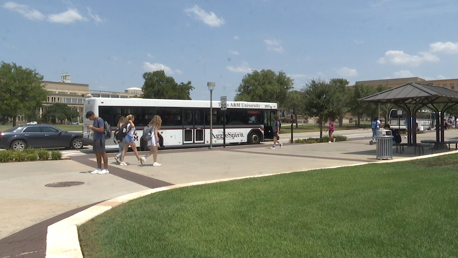 Texas A&M University, heat welcomes students back to campus on first day of school 