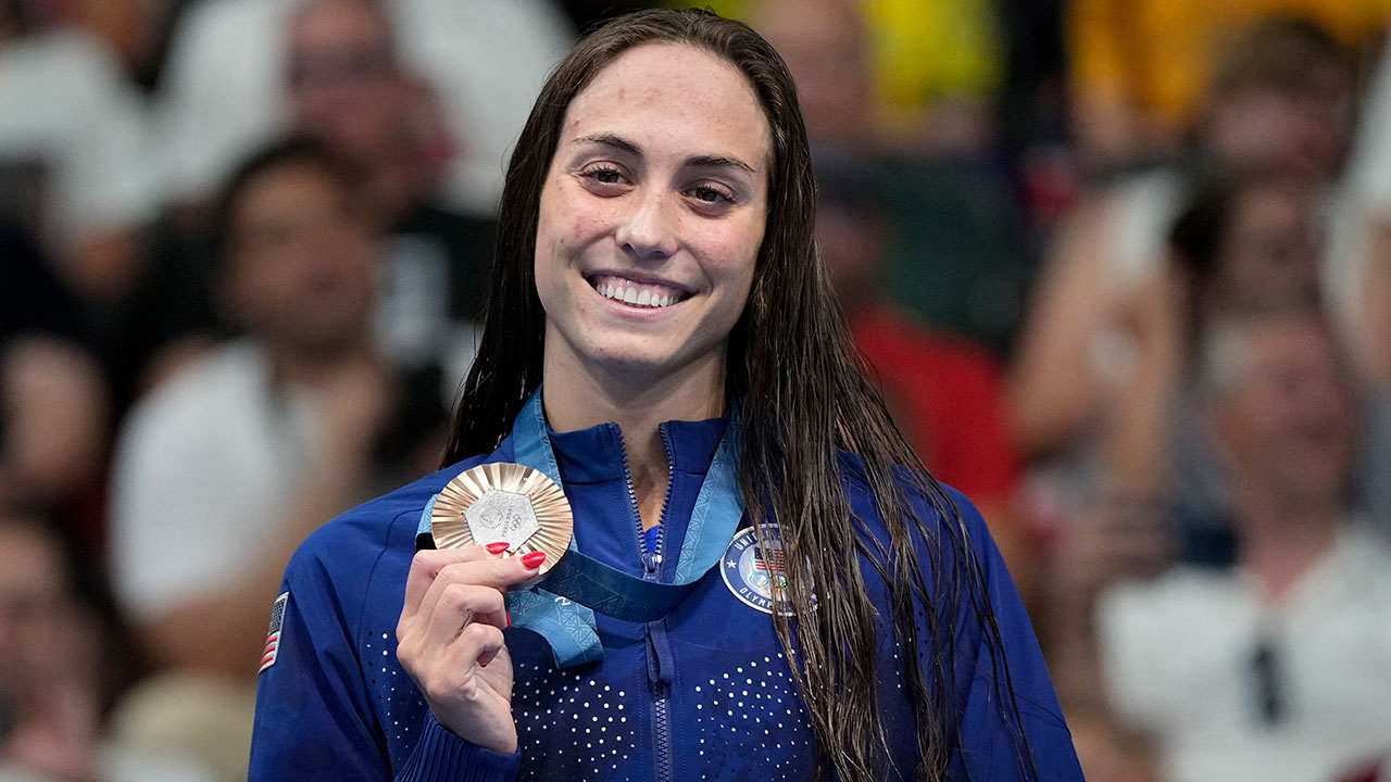 Emma Weyant, of the United States, holds her bronze medal for the women's 400-meter individual medley final at the 2024 Summer Olympics, Monday, July 29, 2024, in Nanterre, France.
