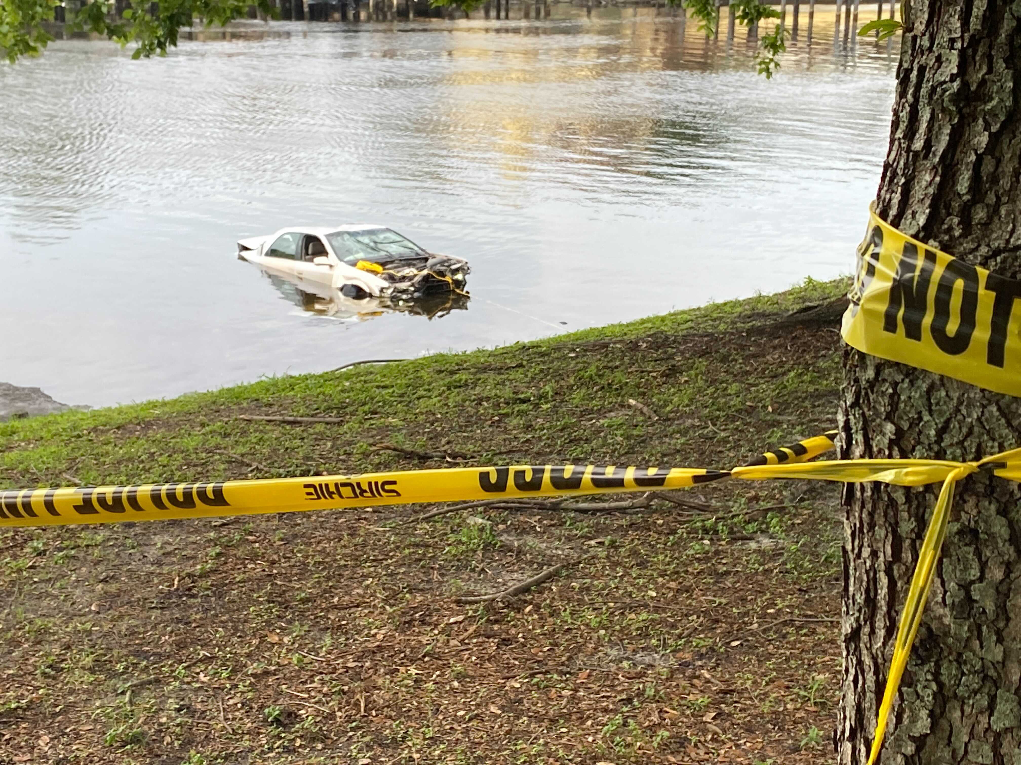 car crashes into hillsborough river (1).jpg