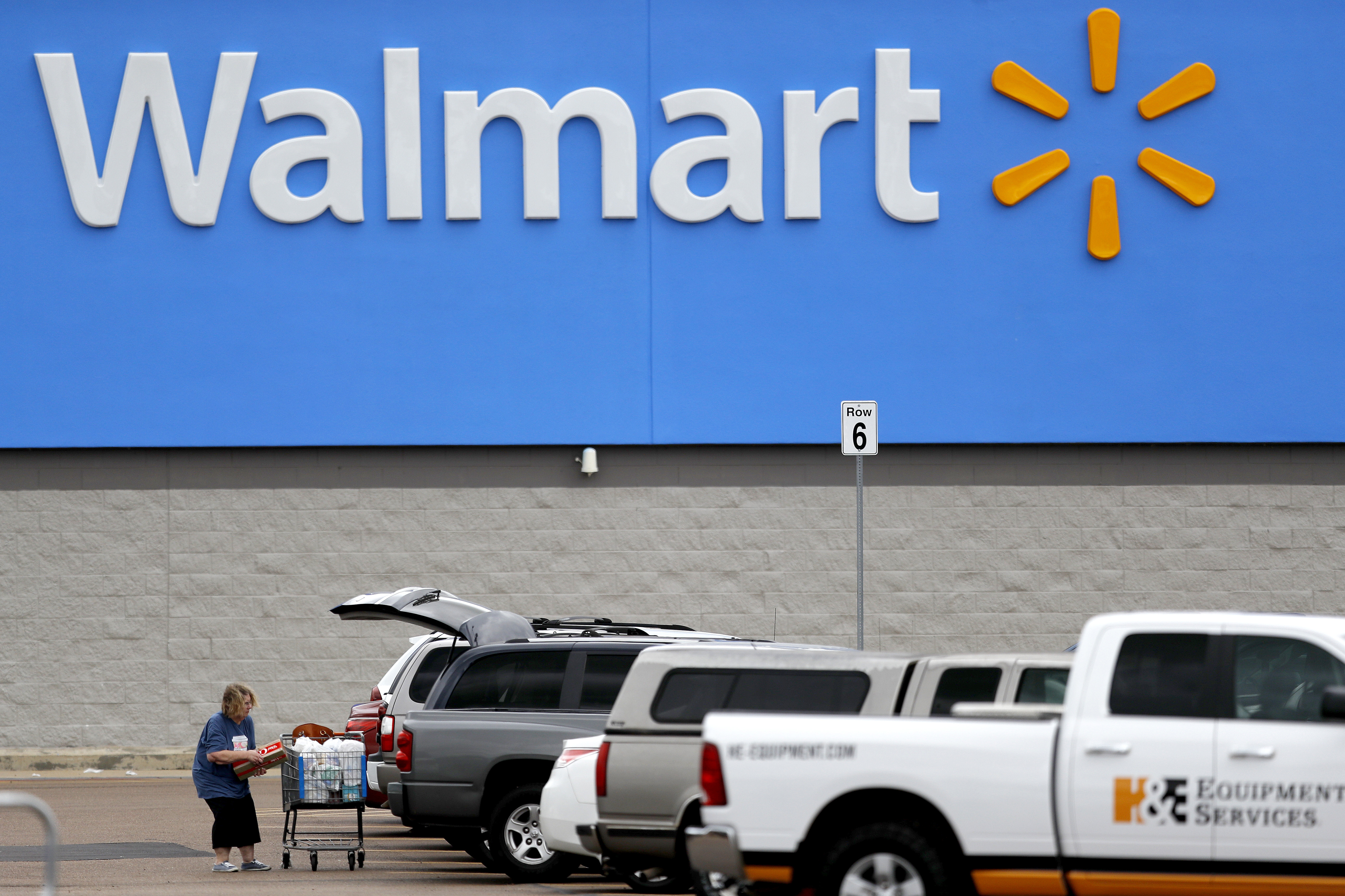 Walmart to give employees another round of cash bonuses for working during pandemic