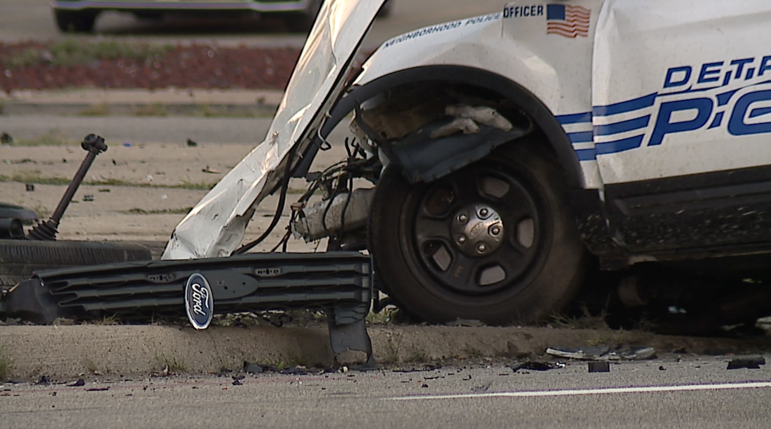 2 Detroit police officers injured in crash on Gratiot and Lappin