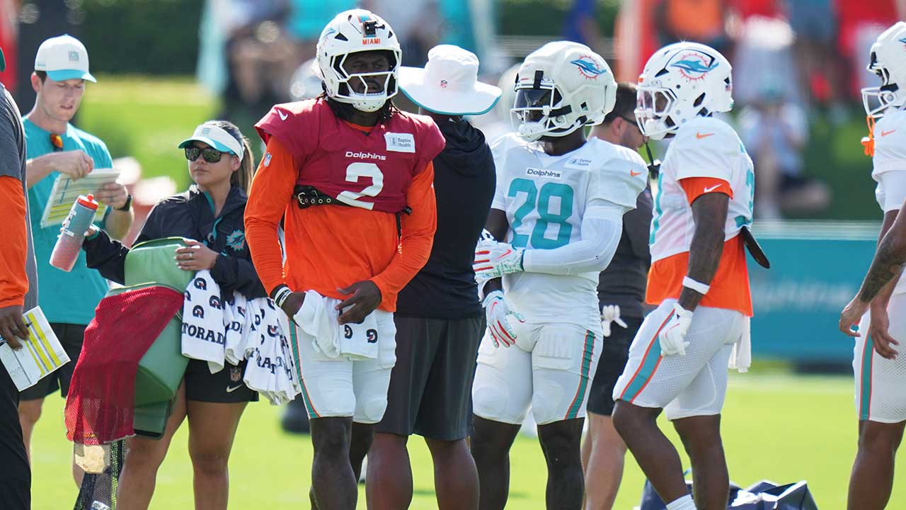 Miami Dolphins quarterback Malik Willis (2) and running back De'von Achane (28) do drills during a joint NFL football practice with the New York Giants, Thursday, Aug. 20, 2026, in Miami Gardens, Fla.  