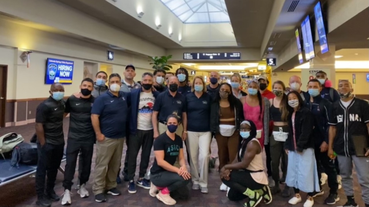 mayor suthers with wrestling team.jpg