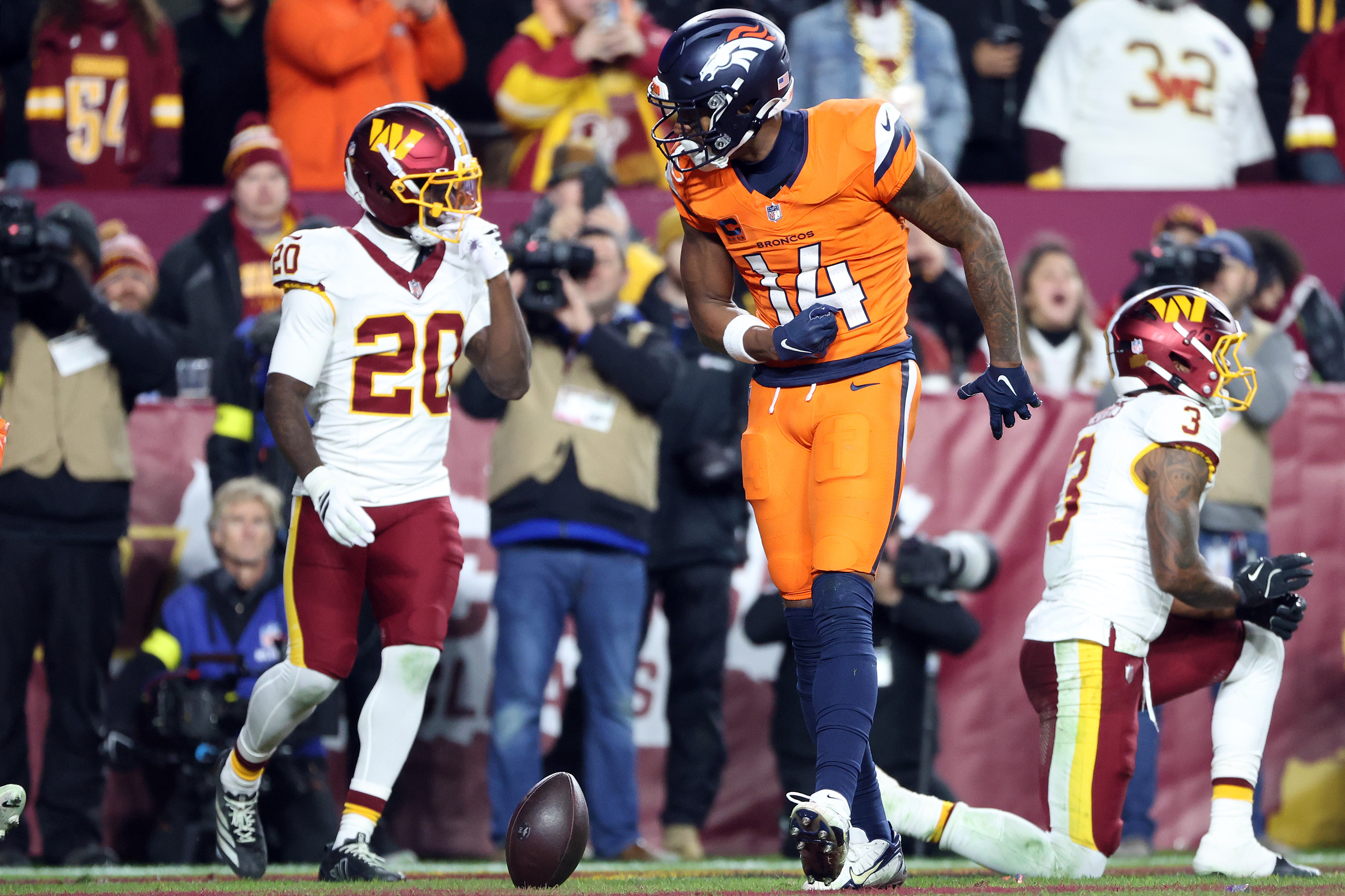 Broncos Commanders Football