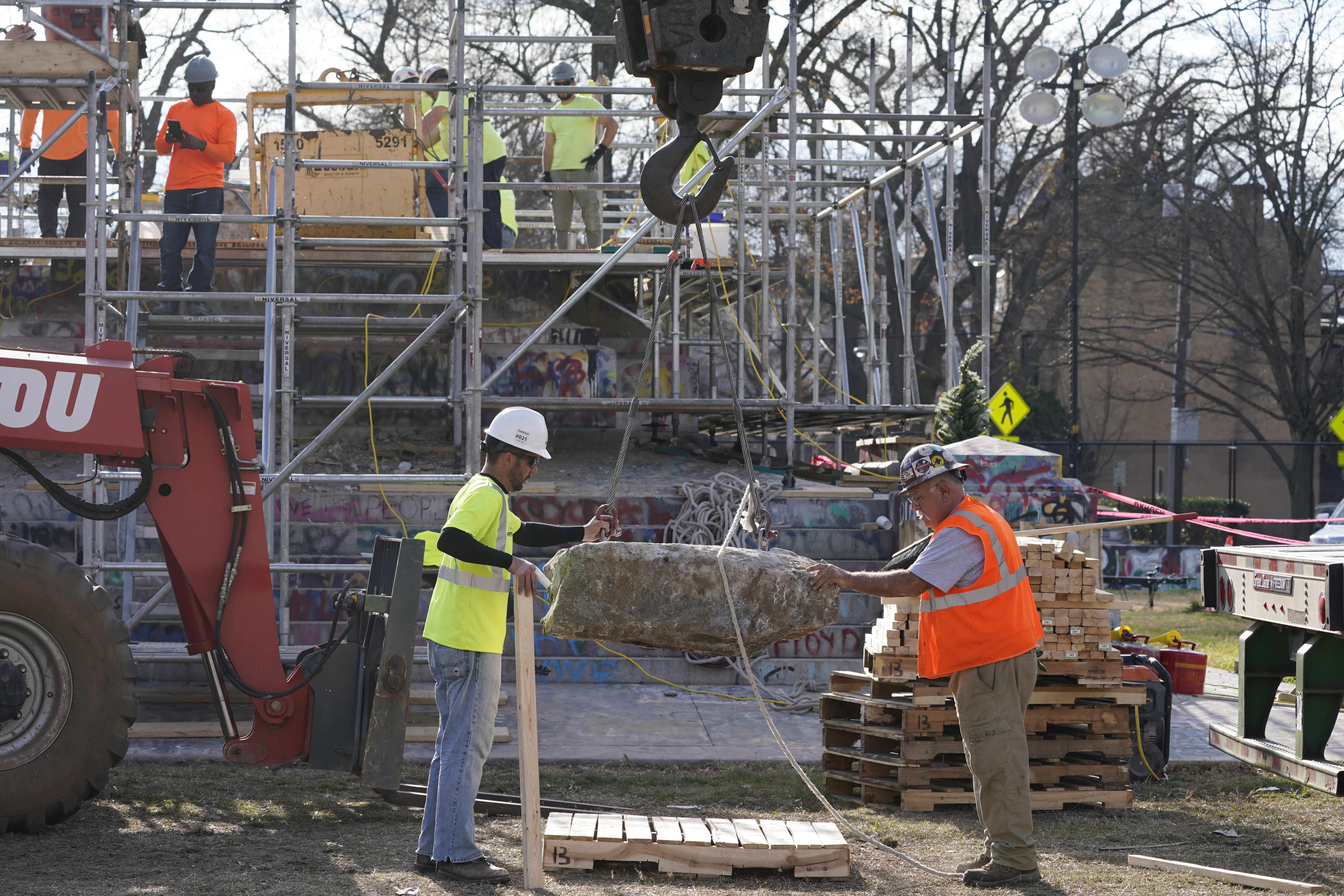 Lee Statue Time Capsule