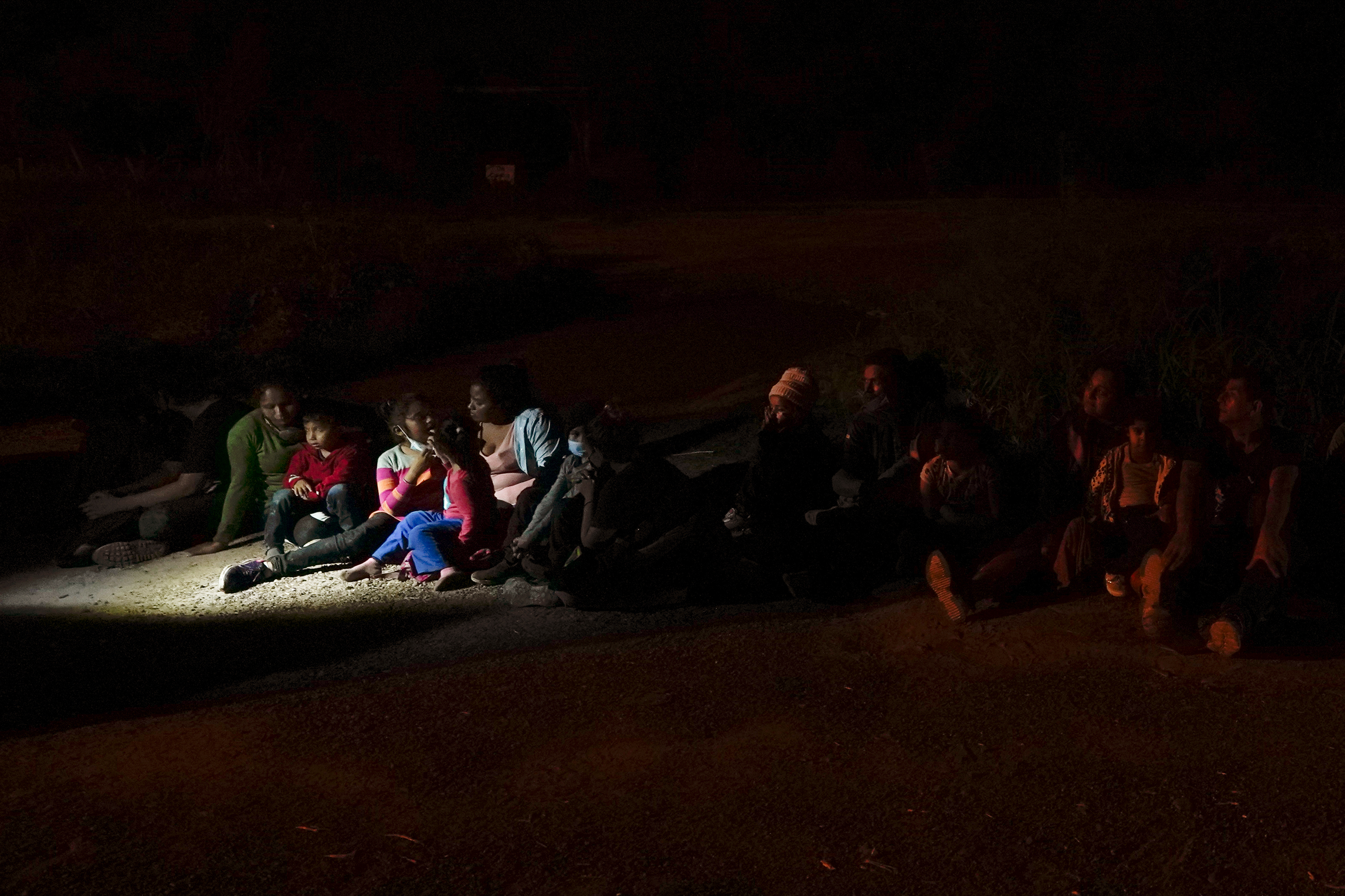 Biden administration threatens to sue after Texas officials say they'll yank licenses from facilities housing unaccompanied migrant children - Vimarsana News