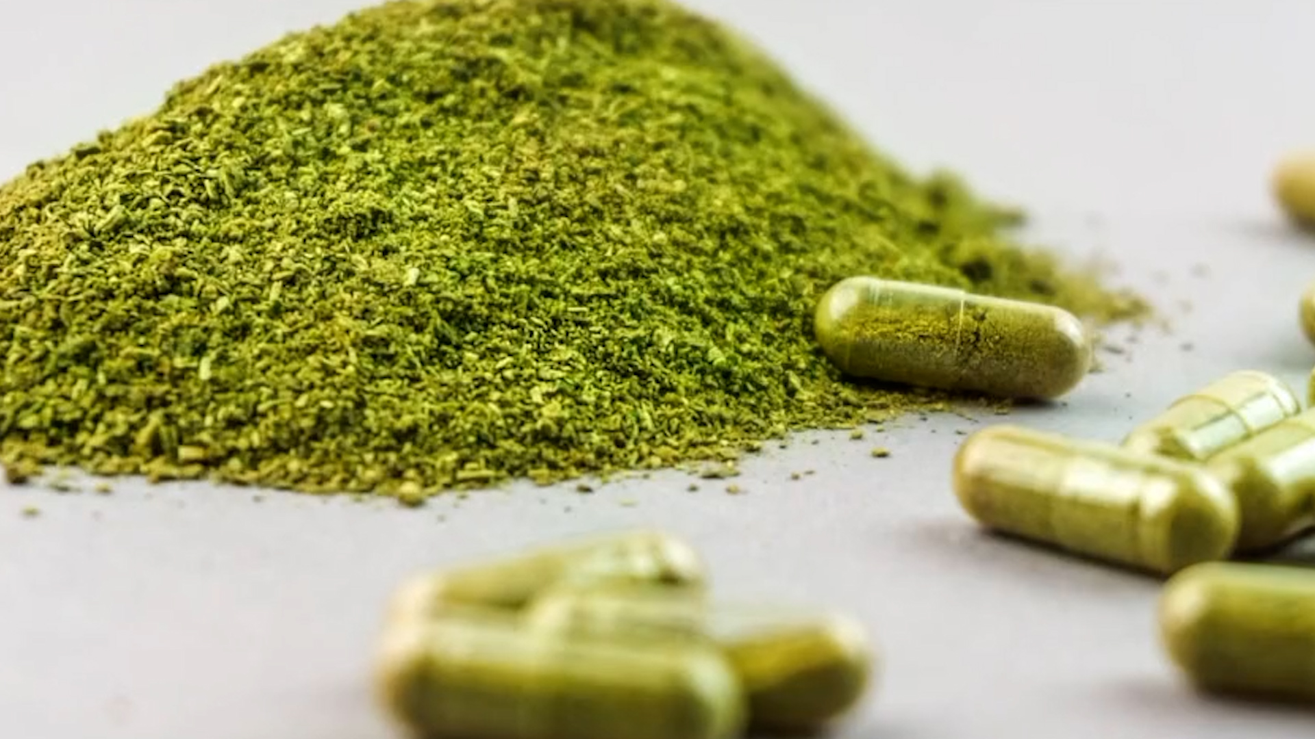 Kratom powder and capsules 