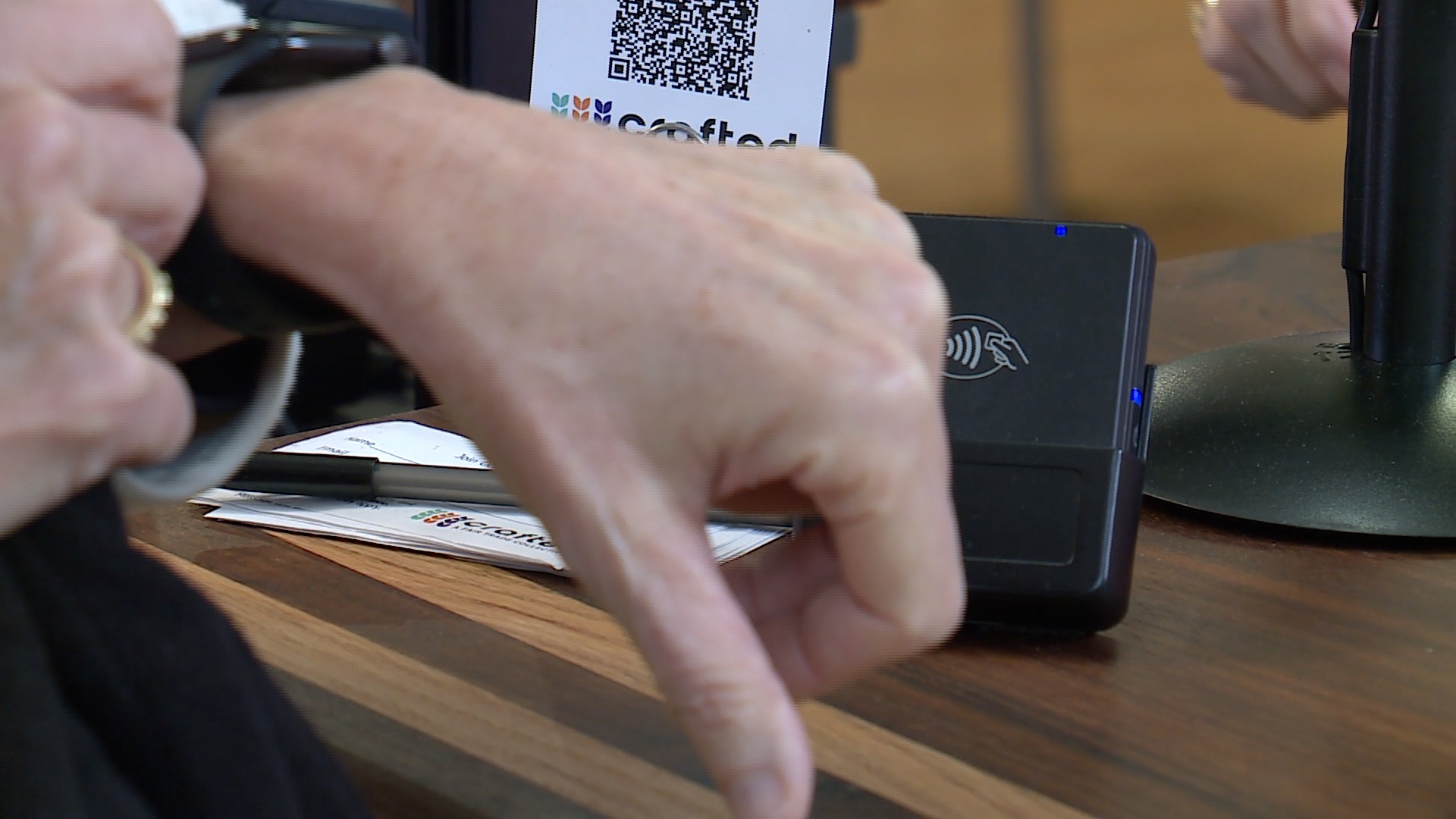 Tap to pay apple watch