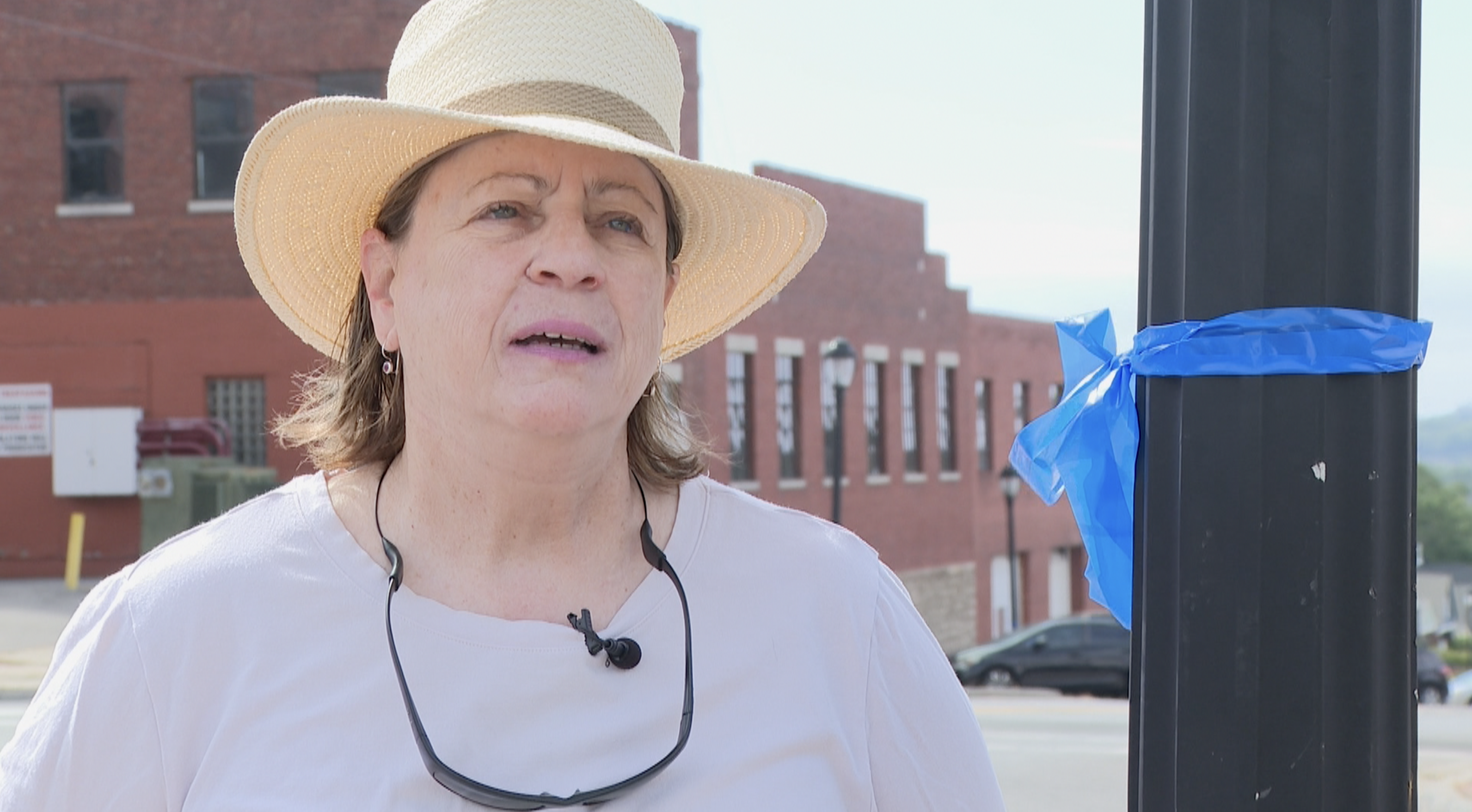 Strawberry Hill Neighborhood show support for fallen KCK officer 