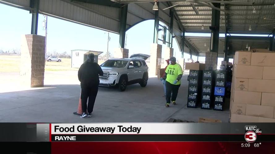 Second Harvest holds food distribution in Rayne.jpg