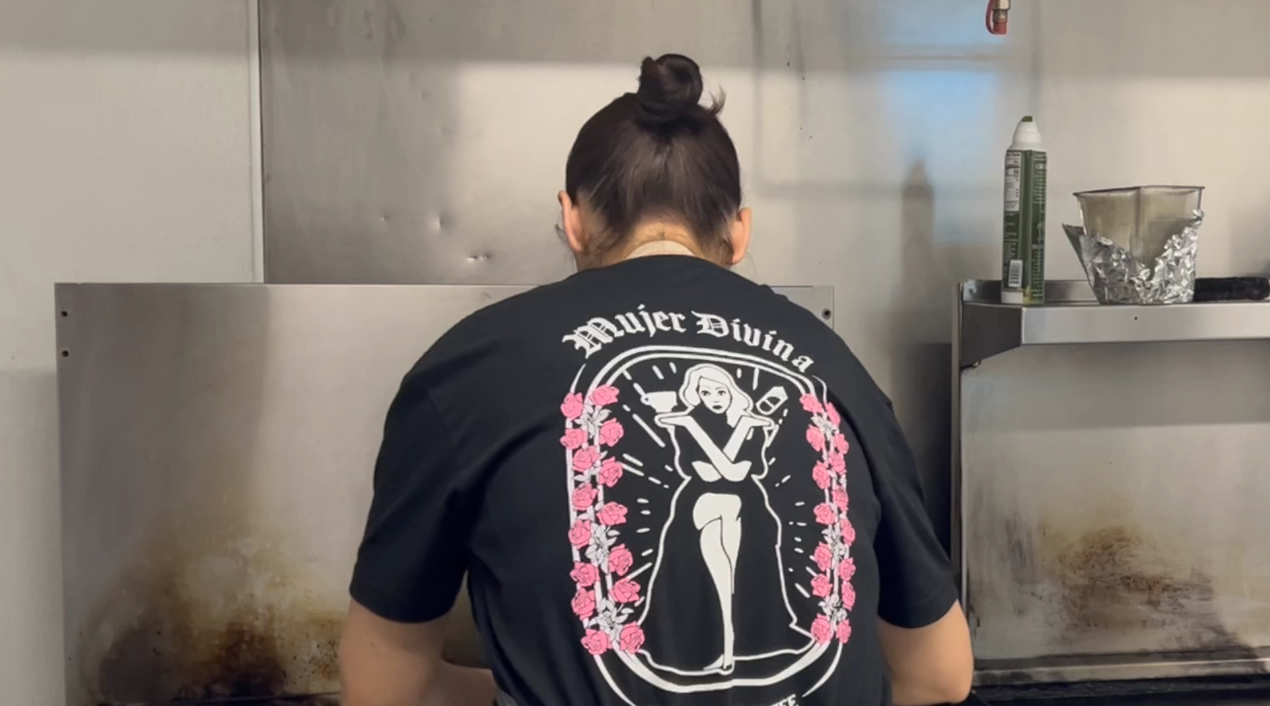 Mujer Divinia owner at work