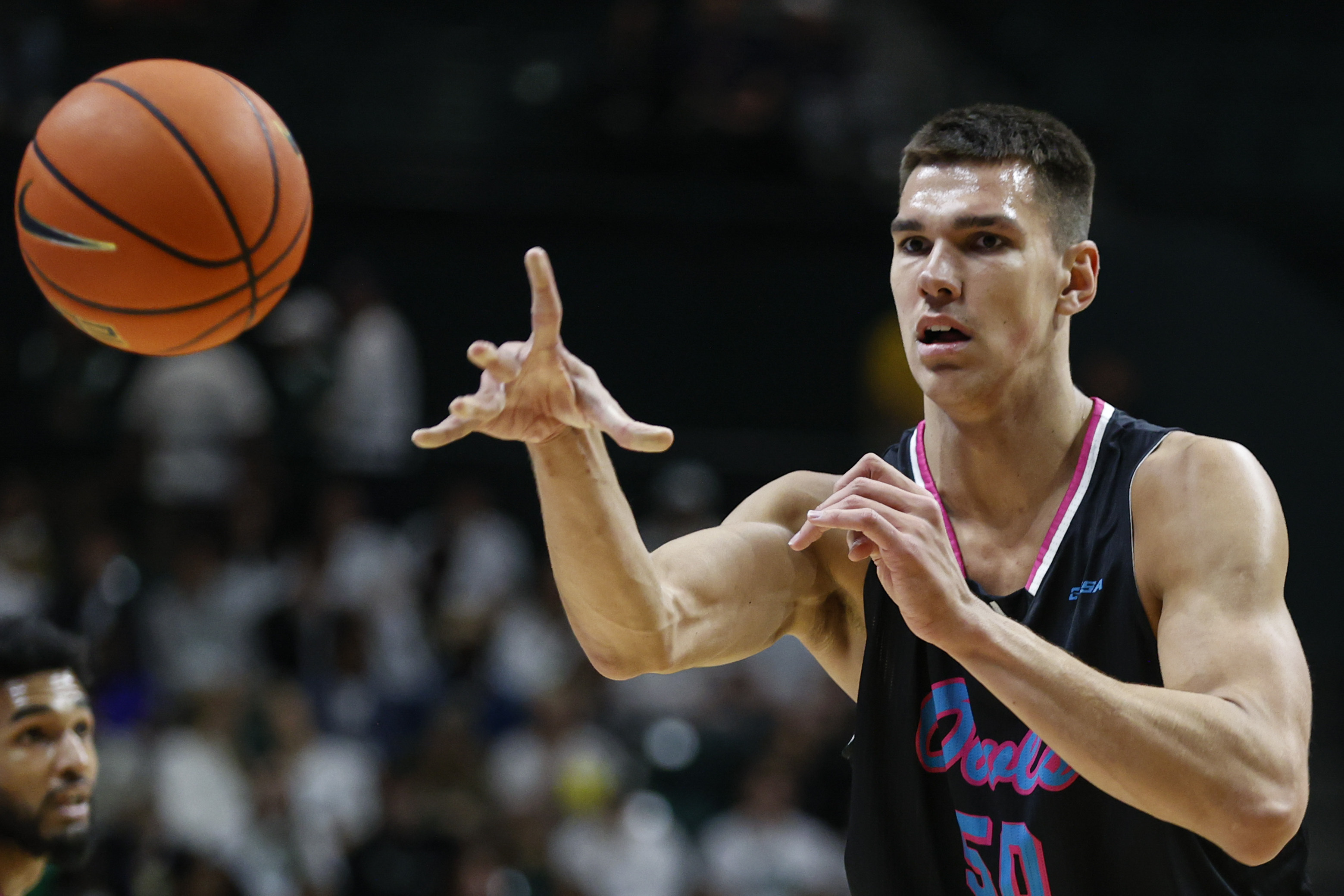 FAU Owls center Vladislav Golden passes ball at Charlotte 49ers, Feb. 4, 2023