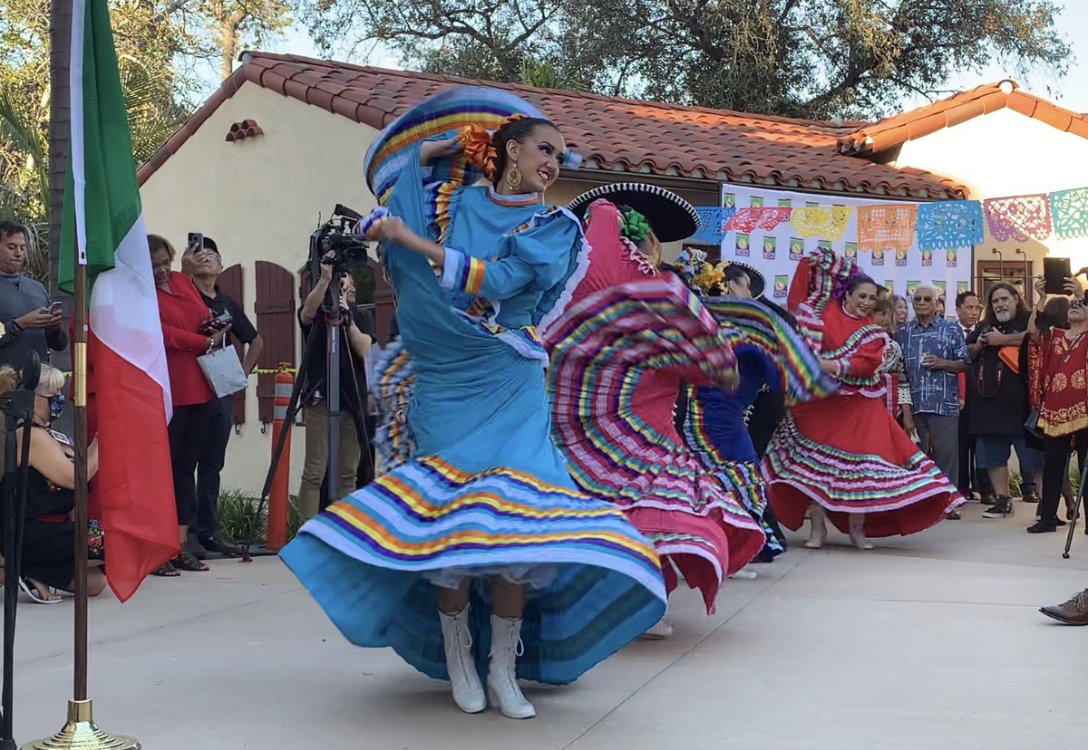 House of Mexico Folklorico Dancers.jpg