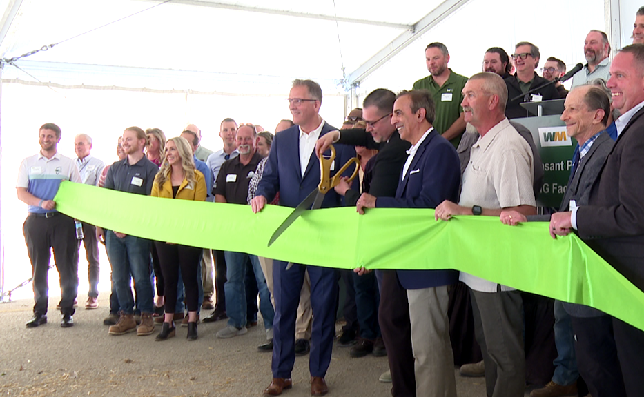 WM executives and employees cut the ribbon on their new RNG facility in Bennington on May 14, 2026.