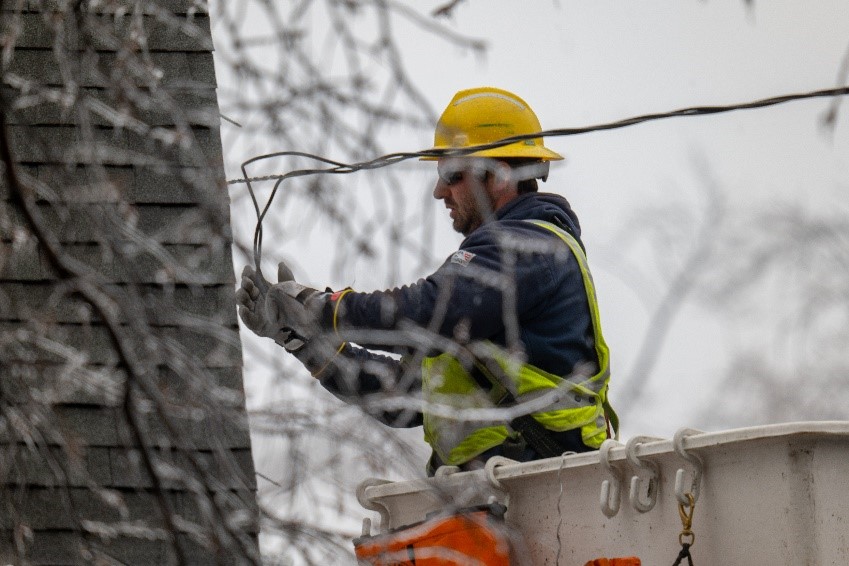 Consumers restoring power in Kzoo Co.jpg