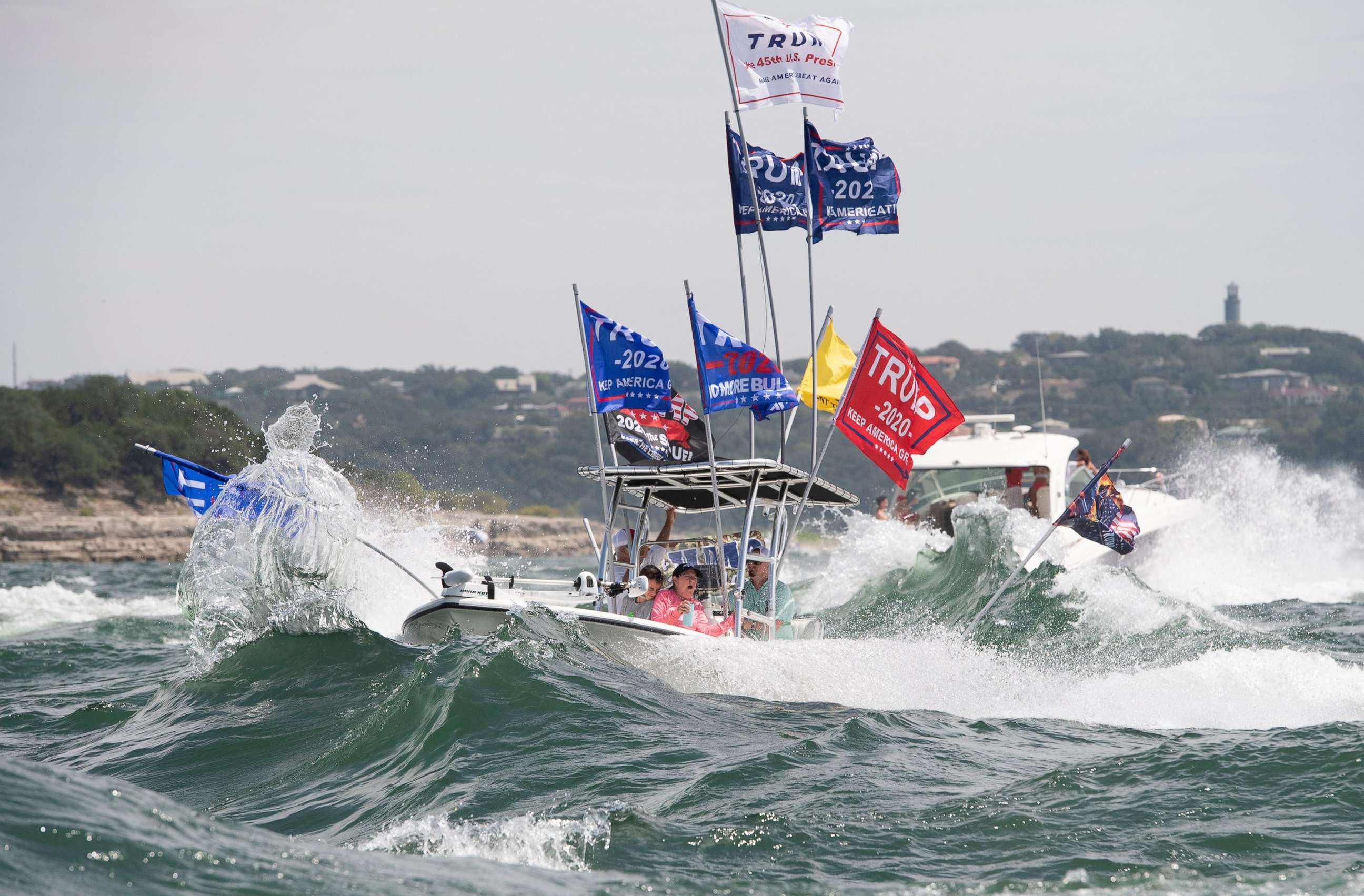 trump-boat-swamped-ugc-mo-20200905_1599342026551_hpMain.jpg