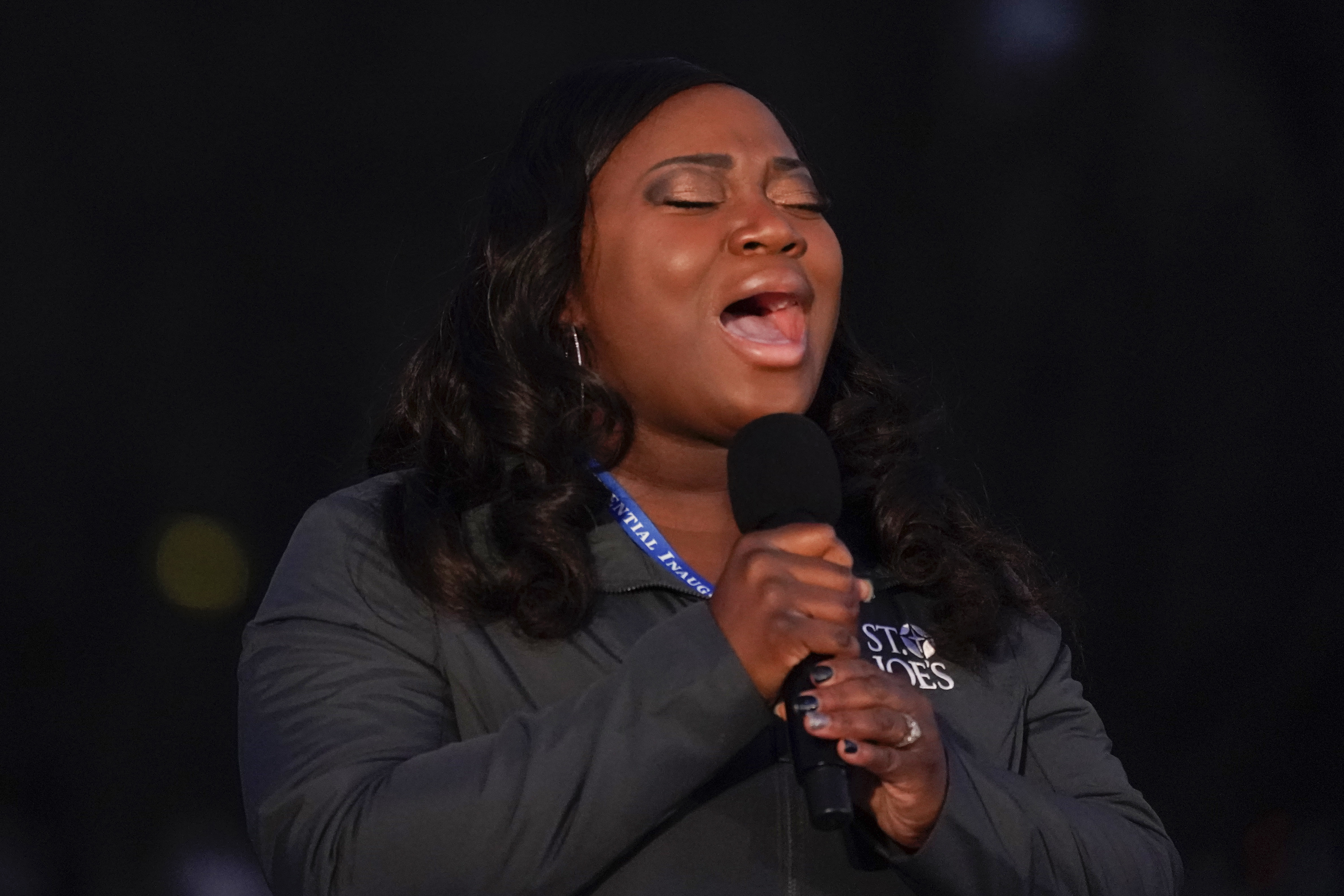 Michigan nurse performs 'Amazing Grace'