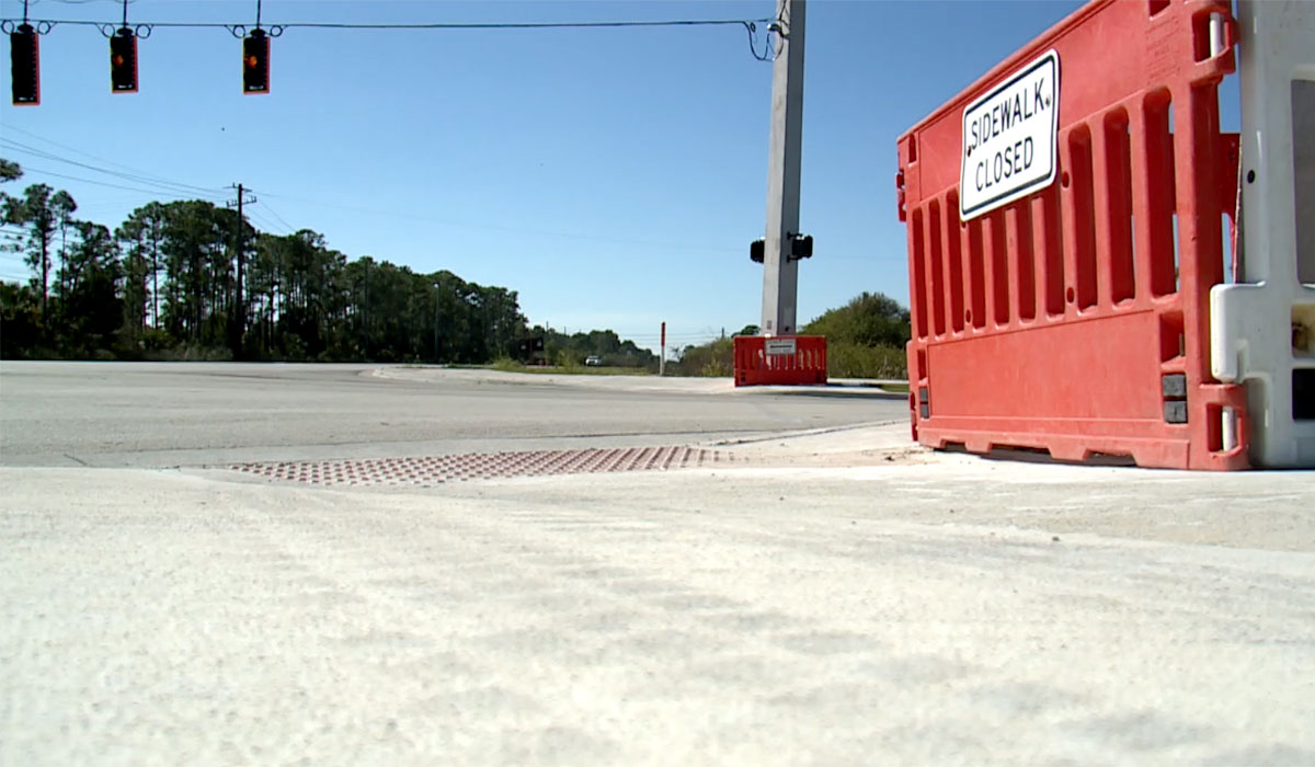 Traffic light at Glades Cut Off and Commerce Center Drive 