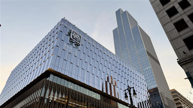 General Motors sign on Hudson's Building