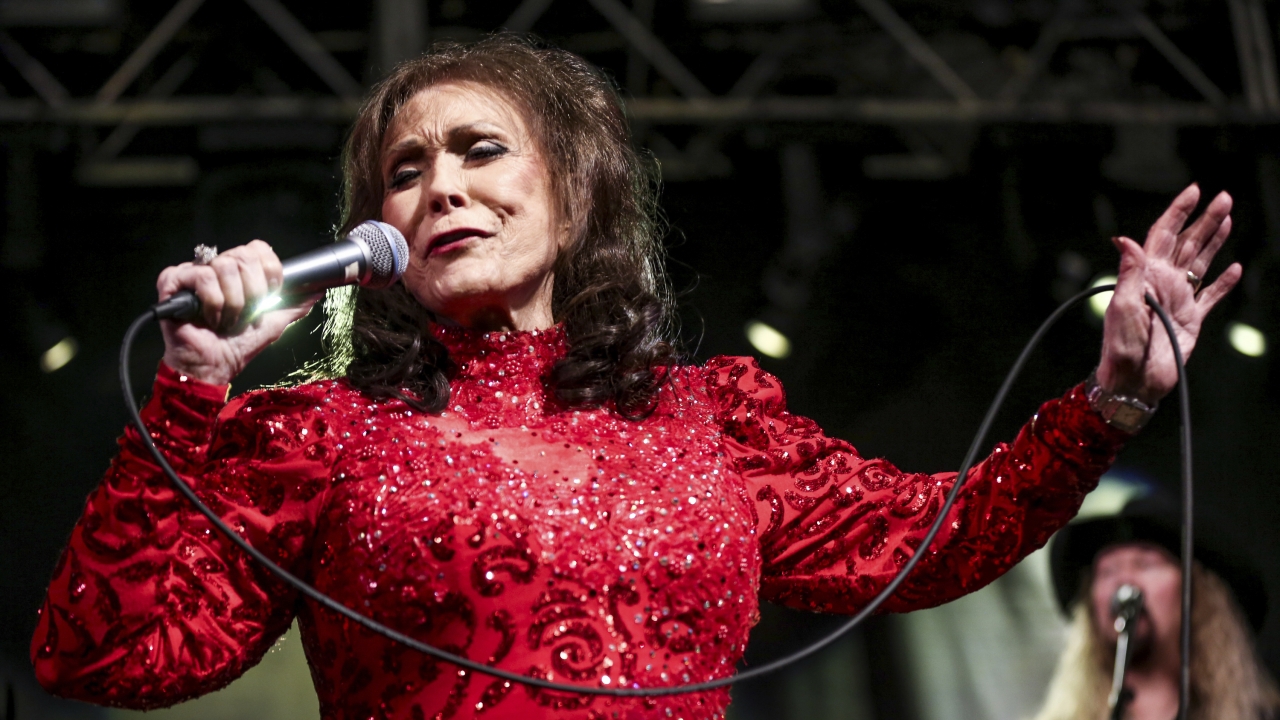 Loretta Lynn performing.