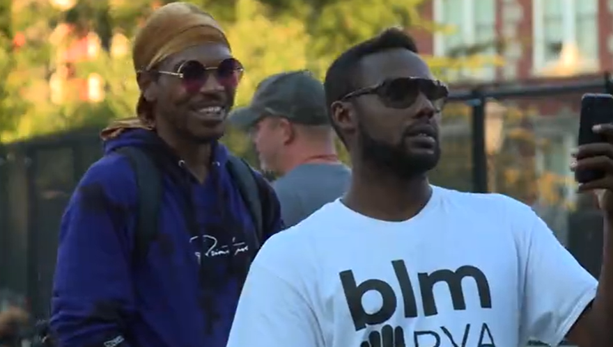 Crowds Night Before Lee Statue Removal.png