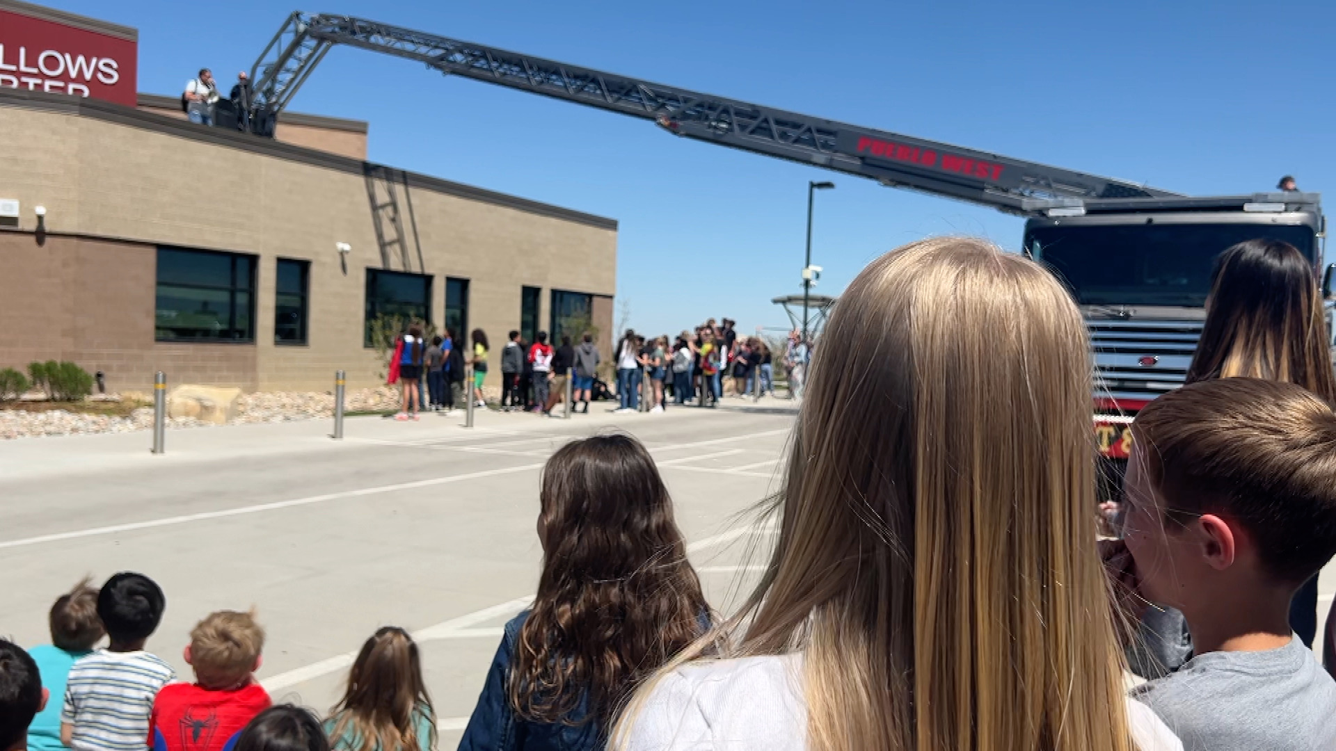 Pueblo principal sleeps on roof