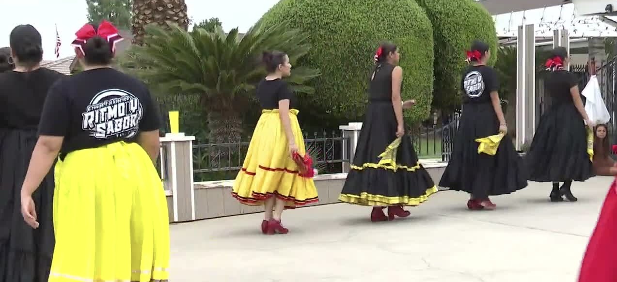 Ballet Folklorico Ritmo Y Sabor practicing "Playas de Mexico"