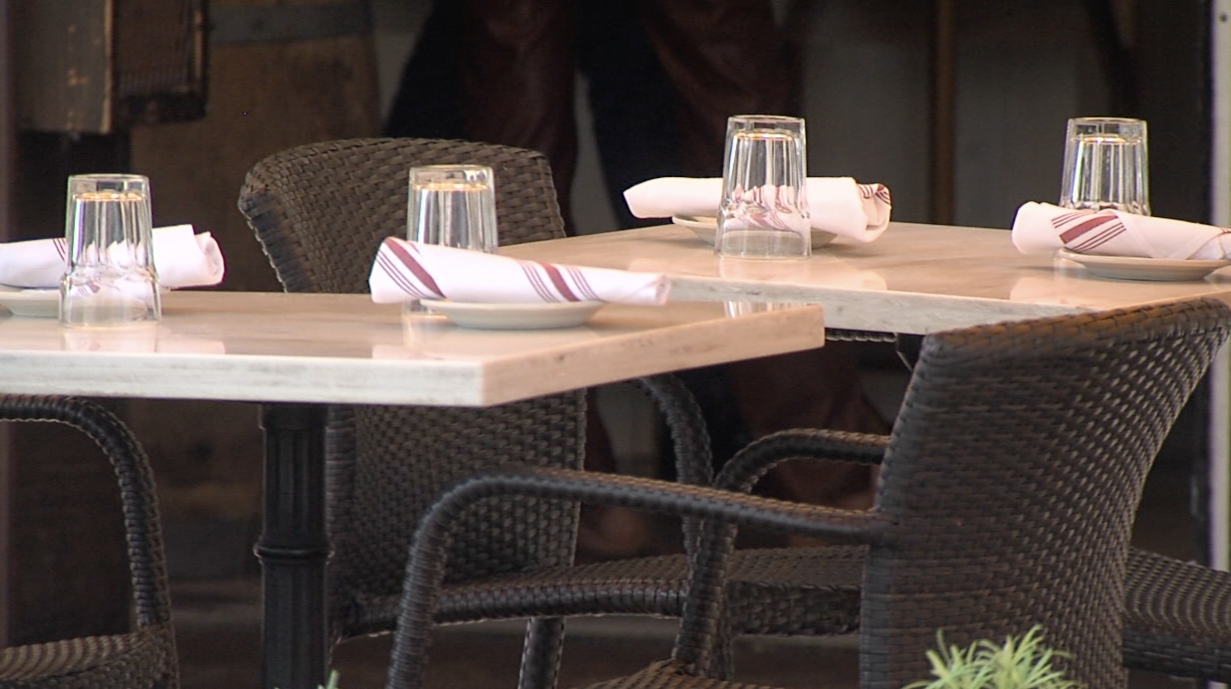 Outdoor dining in Naples 