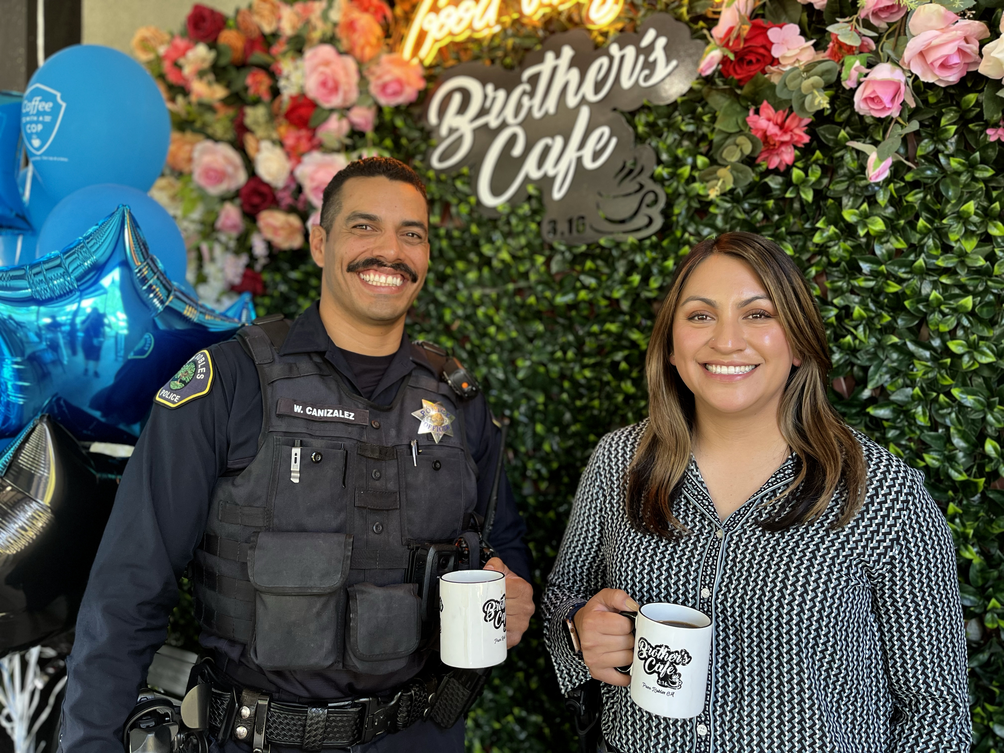Café y Conchas con la Policía