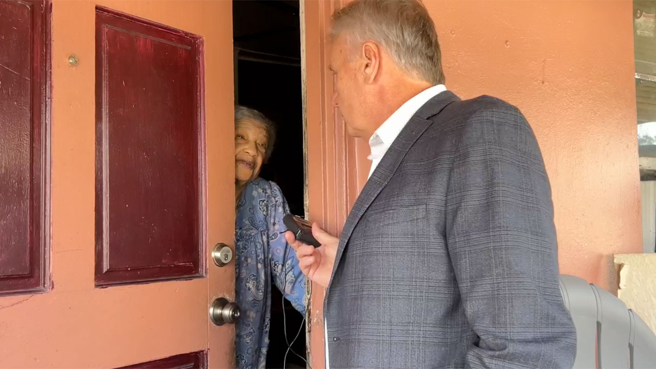 Tina Witherspoon speaks with WPTV reporter Matt Sczesny about the new roof she is getting installed on her home through Florida's PACE program.