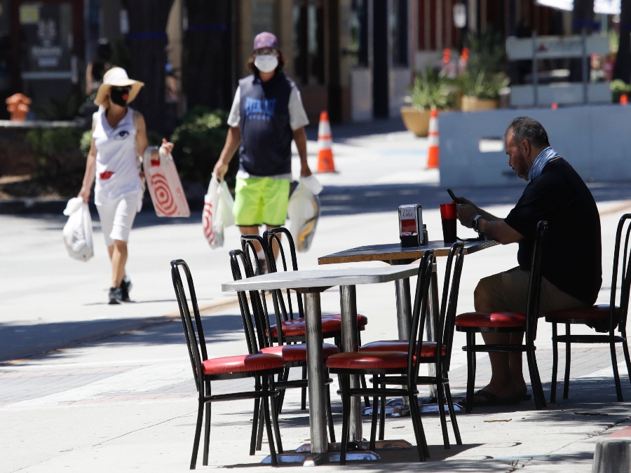 mask_shopping_outdoor_dining_apphoto.jpg