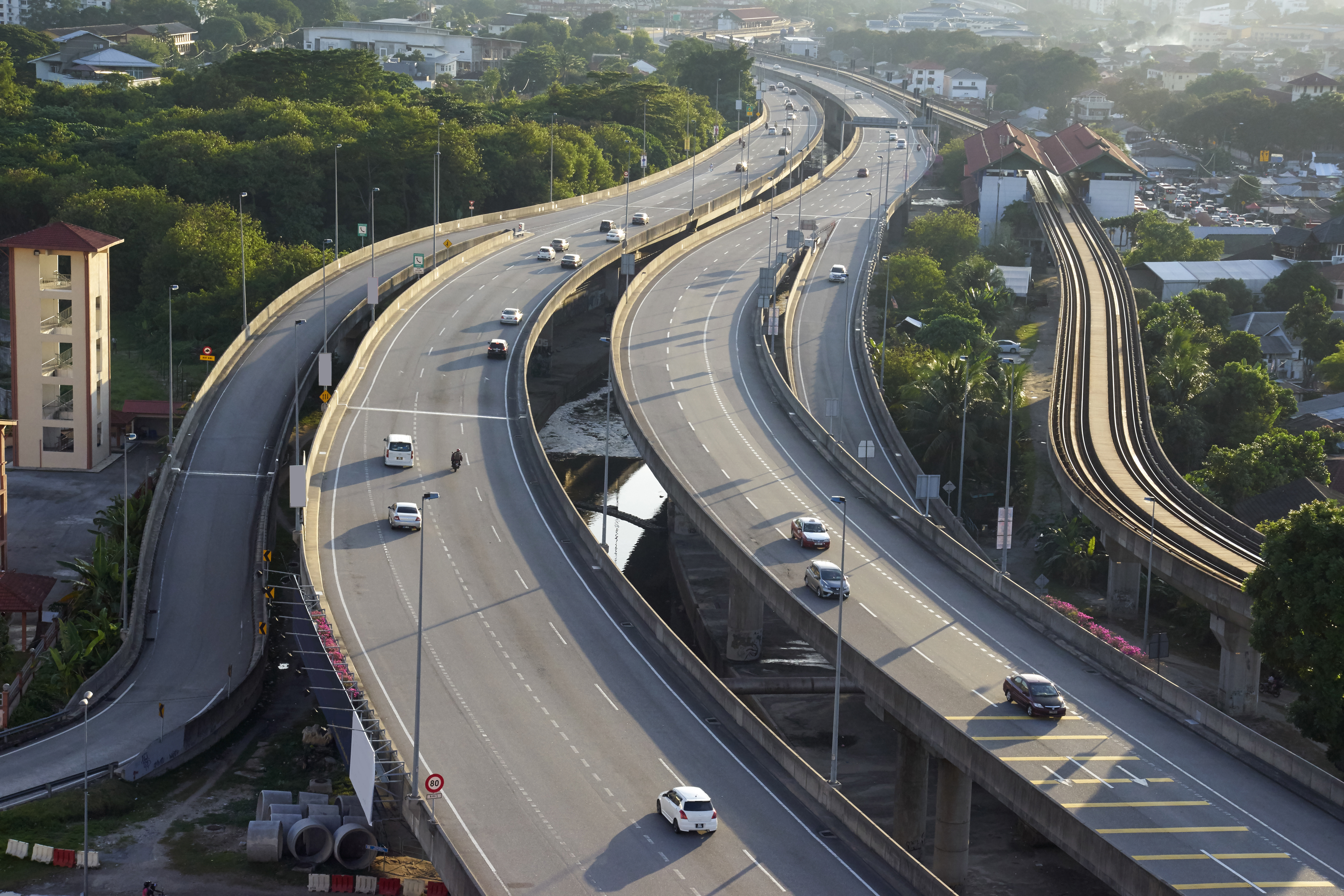 graphicstock-aerial-view-of-multiple-lane-highway-and-traffic_HueEB2wgsl-SBI-301985960.jpg