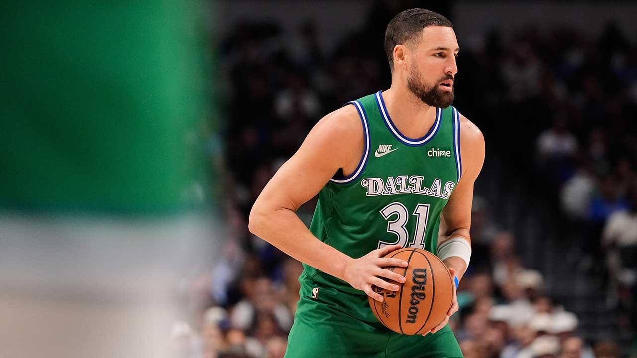 Dallas Mavericks guard Klay Thompson handles the ball during an NBA basketball game against the Atlanta Hawks in Dallas, March 18, 2026. 