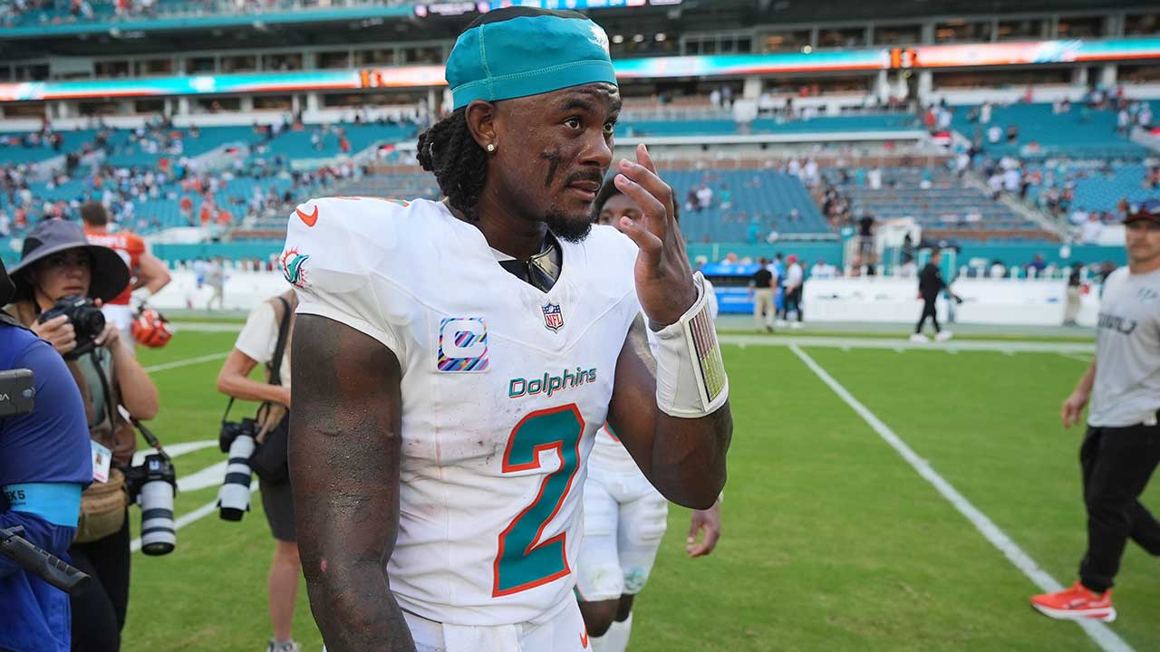 Miami Dolphins quarterback Malik Willis (2) leaves the field after an NFL football game against the Cincinnati Bengals in Miami Gardens, Fla., Sunday, Oct. 11, 2026. (AP Photo/Rebecca Blackwell)